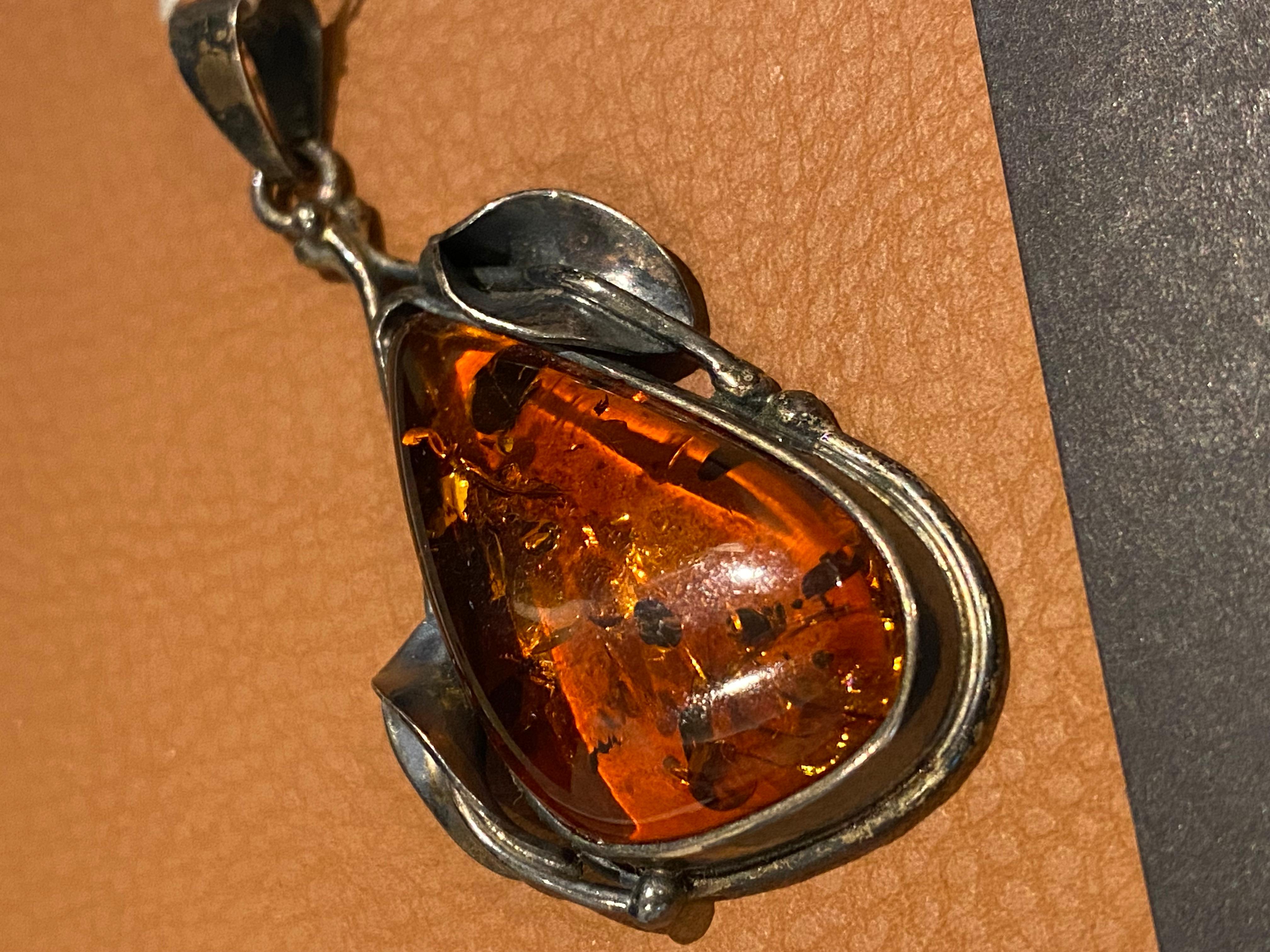 Ciondolo in ambra baltica naturale e argento con foglie d'epoca. Lettonia, circa anni '70. in vendita 1