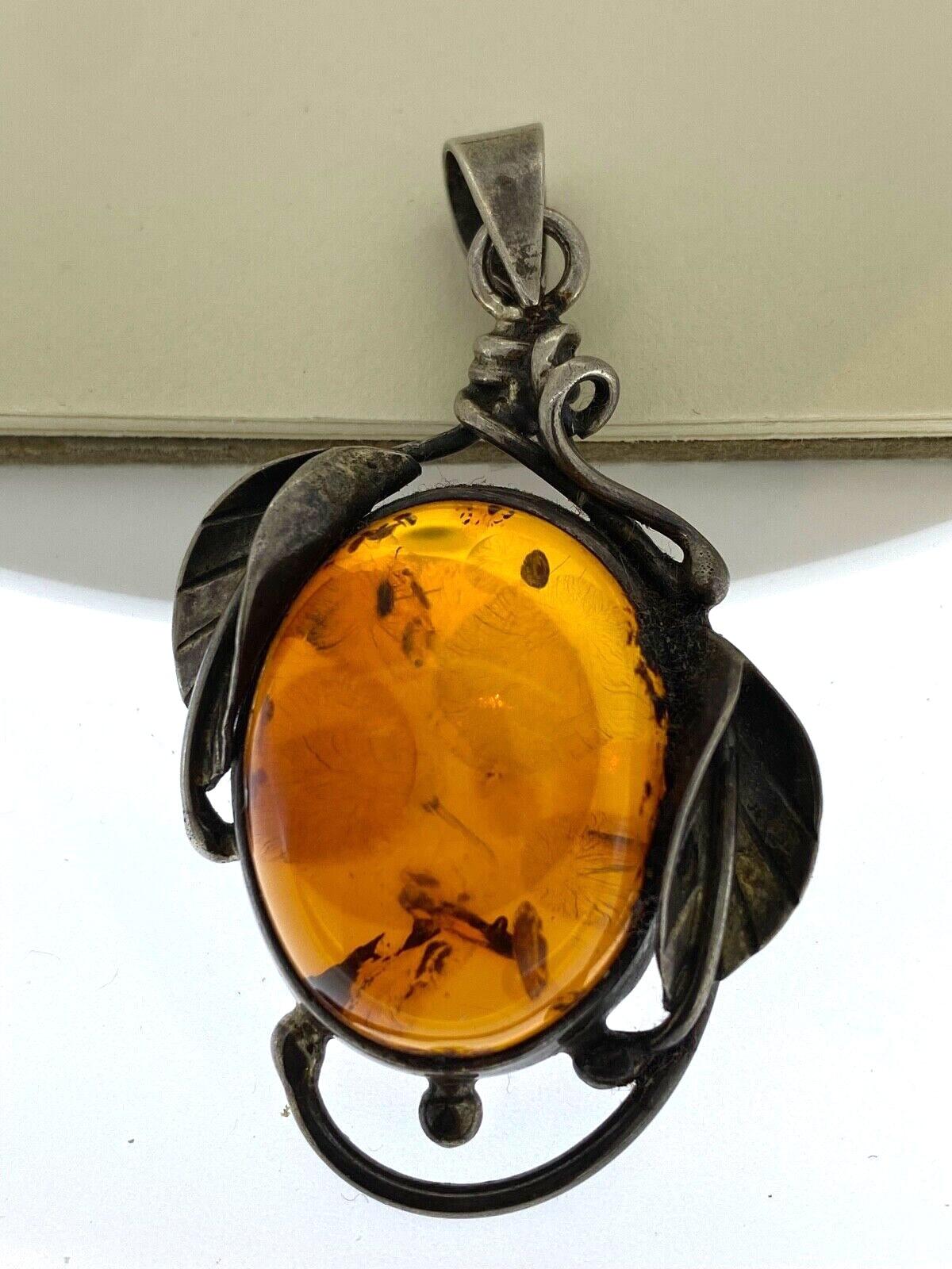 Di provenienza pasquale europea, lettone, 
questo splendido ciondolo vintage è caratterizzato da
un'ambra baltica naturale di alta qualità 
misura 27 mm x 20 mm, 
di forma ovale
di un caratteristico colore miele 

Montato in un'incastonatura in