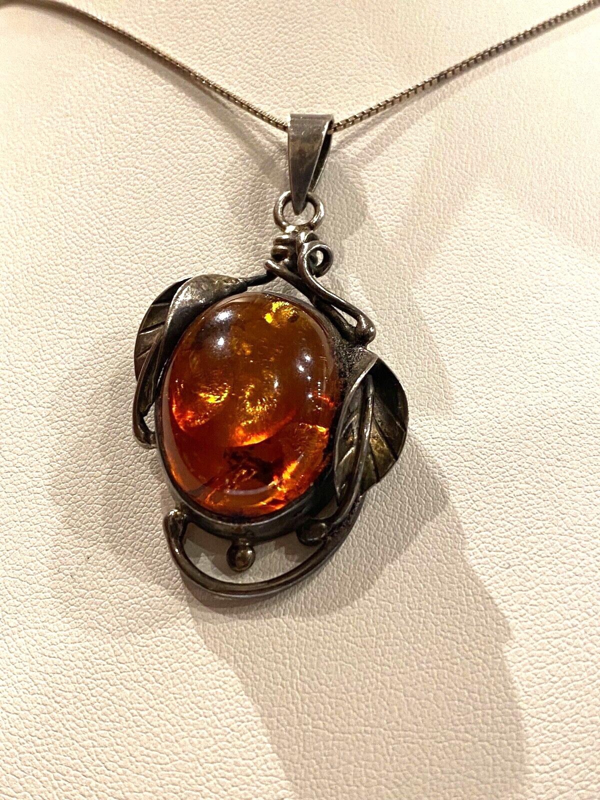 Rétro Ciondolo grande in ambra baltica naturale e argento vintage. Lettonia, circa anni '70. in vendita