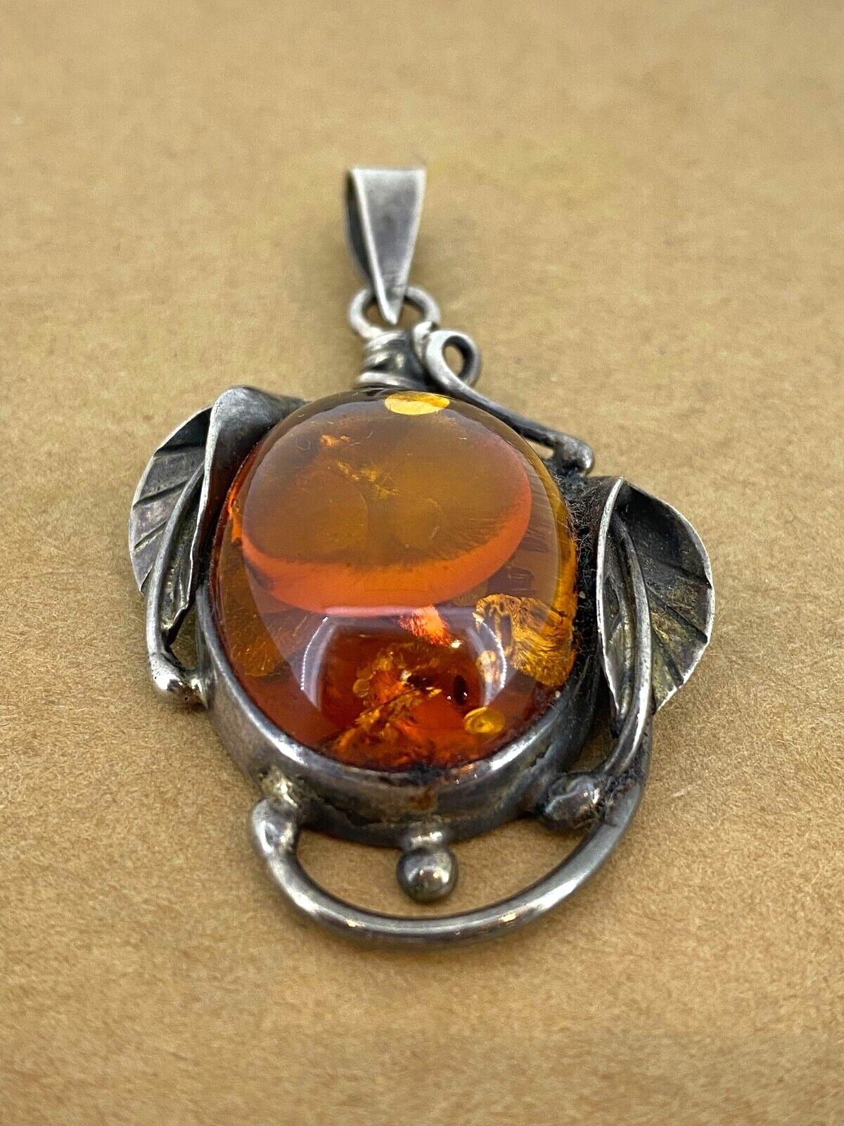 Taglio ovale Ciondolo grande in ambra baltica naturale e argento vintage. Lettonia, circa anni '70. in vendita