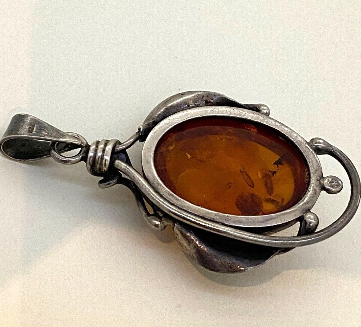 Ciondolo grande in ambra baltica naturale e argento vintage. Lettonia, circa anni '70. In condizioni ottime in vendita a MELBOURNE, AU