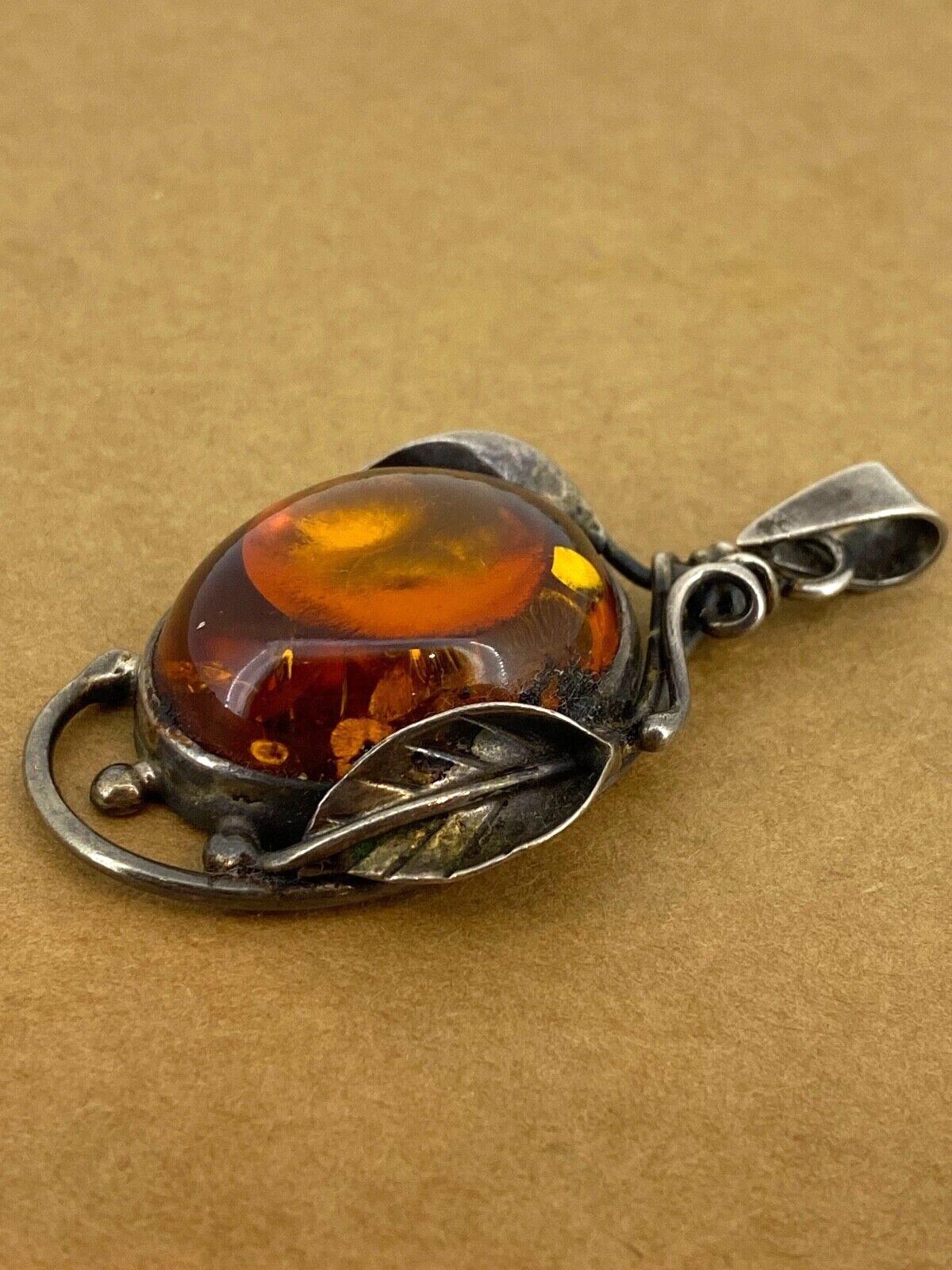 Donna Ciondolo grande in ambra baltica naturale e argento vintage. Lettonia, circa anni '70. in vendita