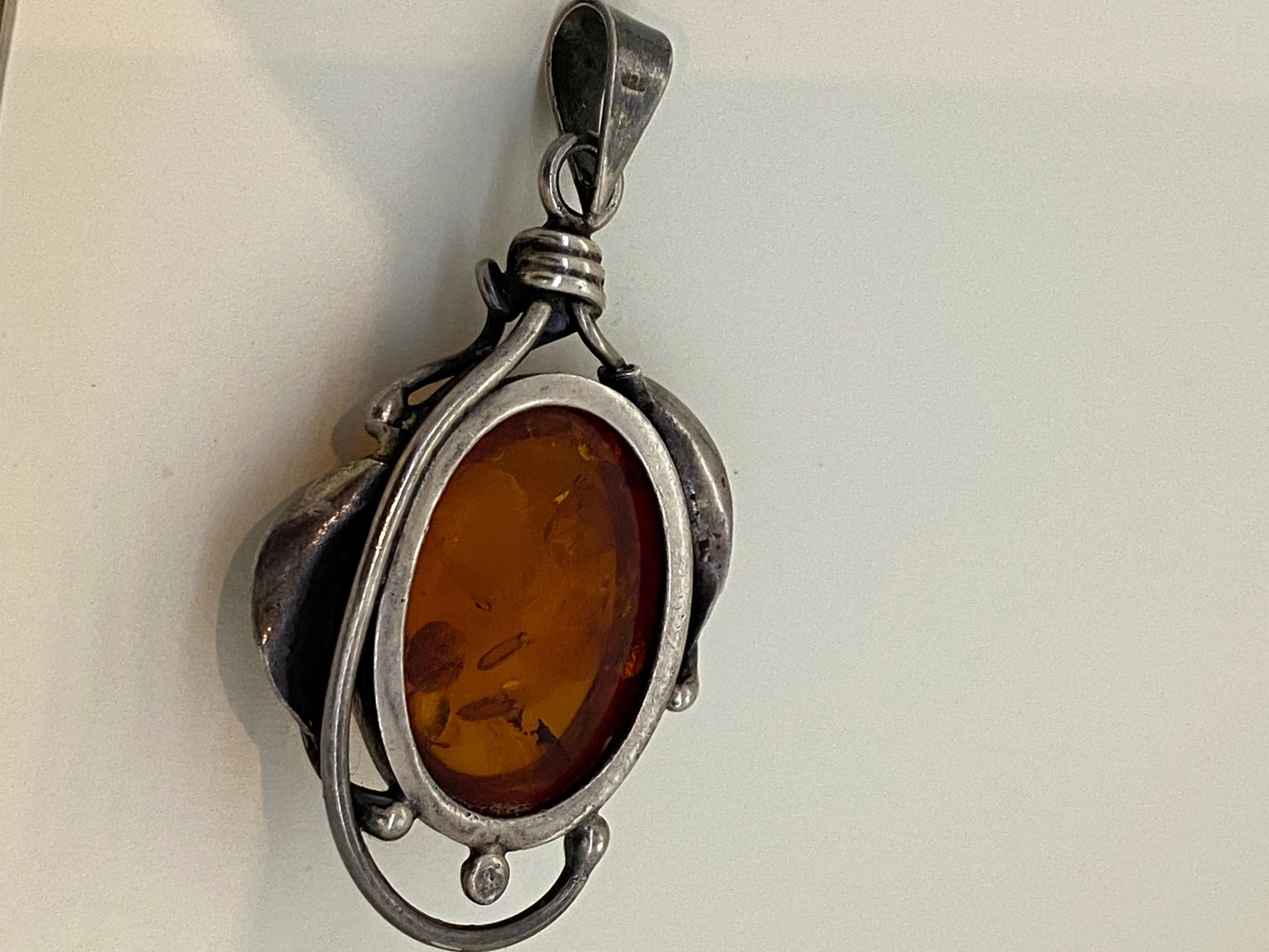 Ciondolo grande in ambra baltica naturale e argento vintage. Lettonia, circa anni '70. in vendita 1