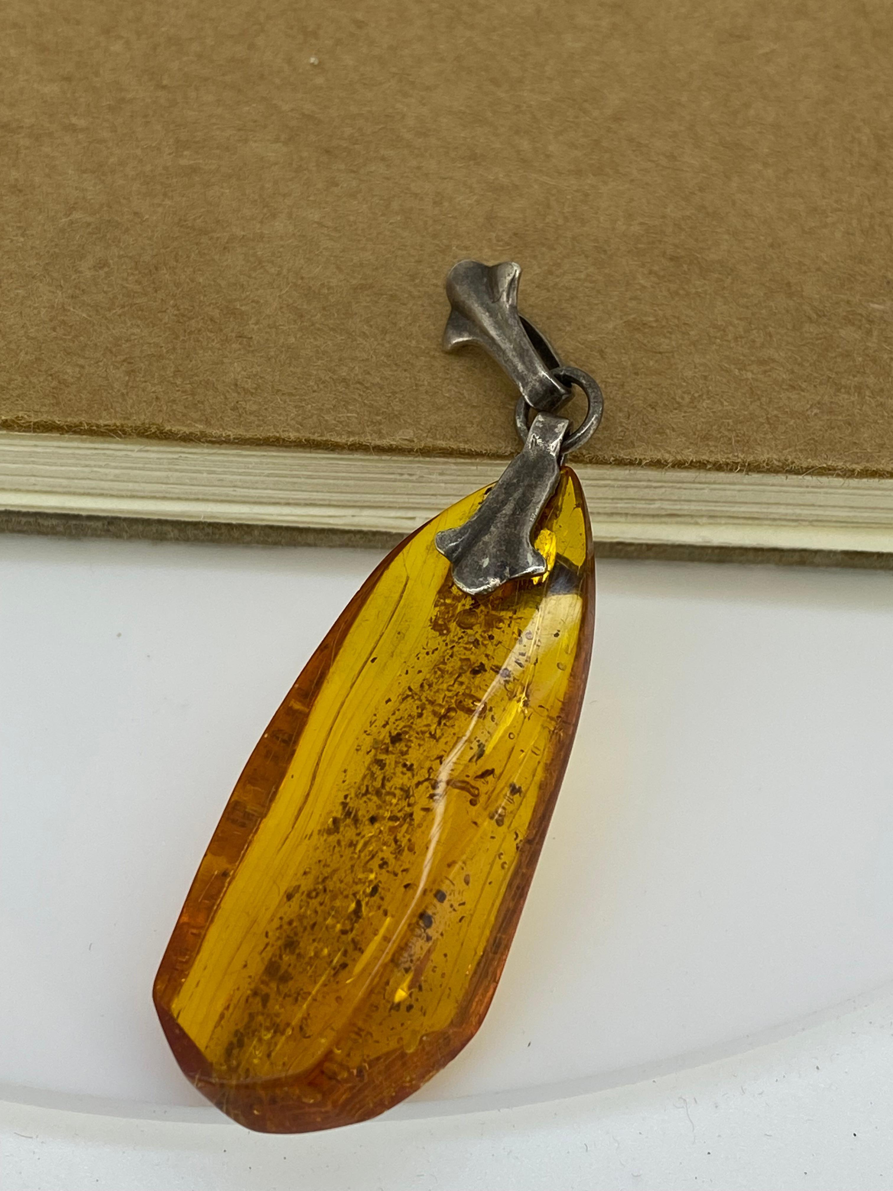 Of Easter European Latvian provenance, 
this gorgeous vintage pendant features
a top quality Natural Baltic Amber 
measuring 36mm x 18mm, 
of distinctive honey colour 

Mounted in 925 Sterling Silver setting
completed by solid (stamped 925) clasp
