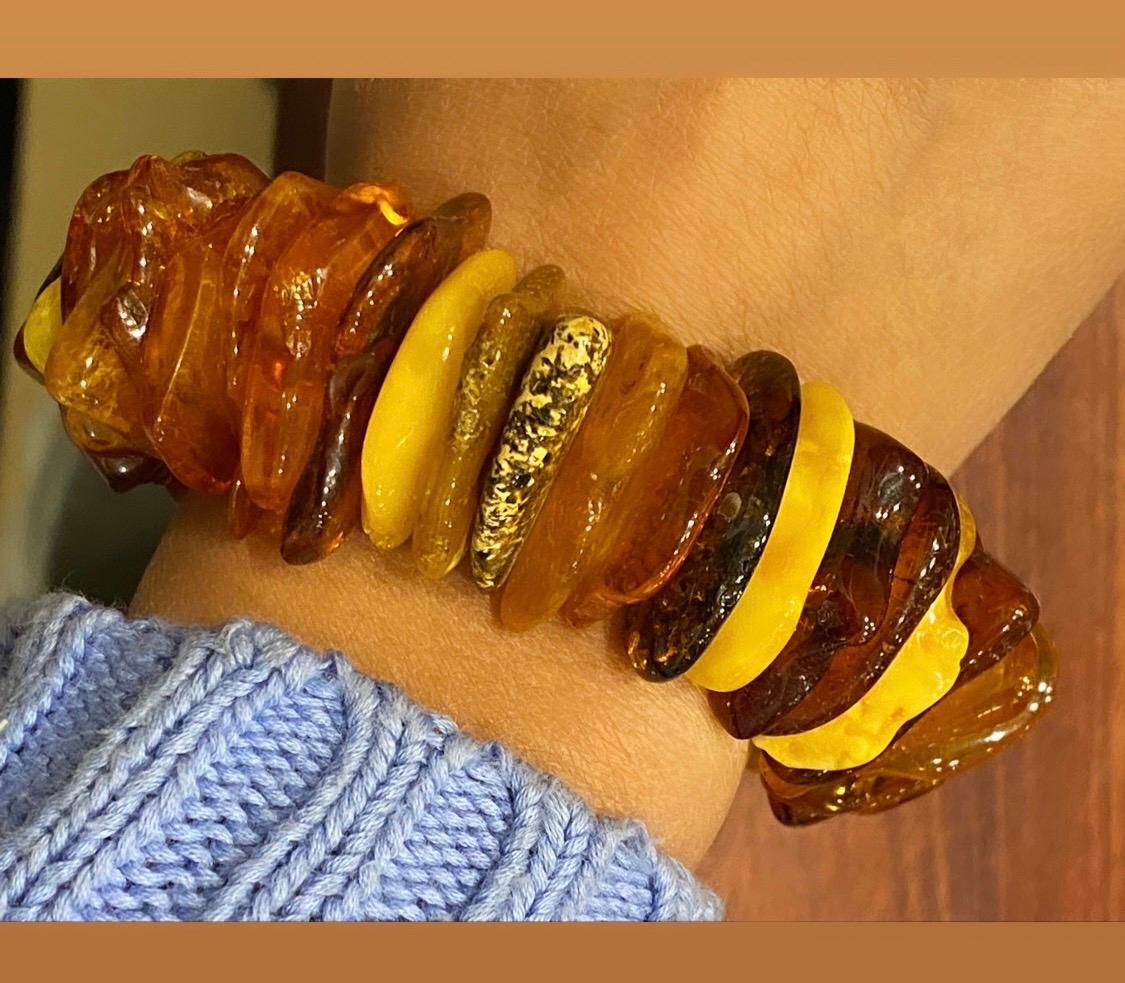 This vintage circa 1970's 
fine quality Natural Amber 
(of Baltic origin) bracelet 
is in beautiful condition & 
of popular medium-large size 

It's stretchable, 
with approx. outer circumference of 27cm 
55mm inner diameter 

Total item's weight: