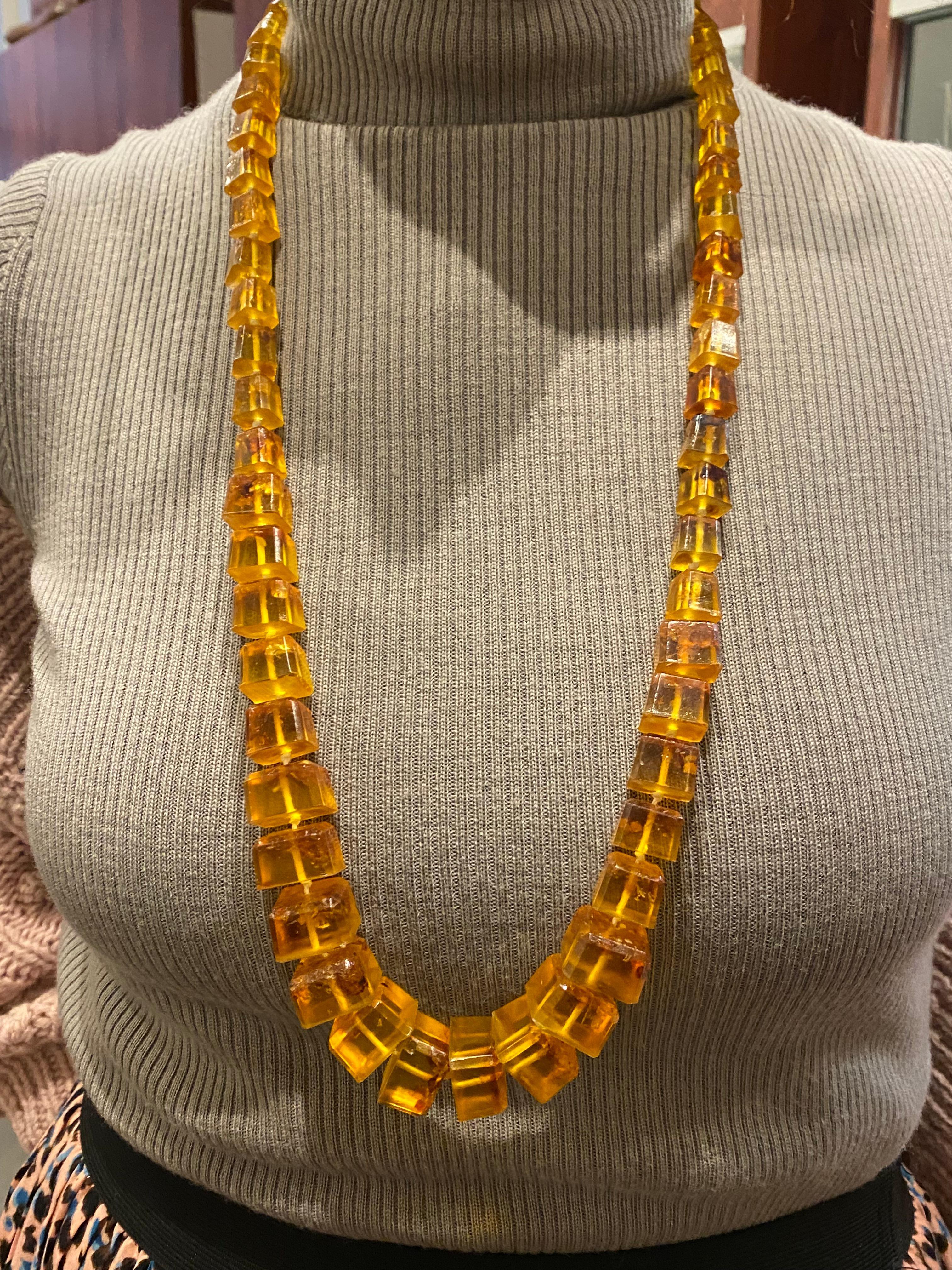 Questa magnifica collana vintage
dall'Europa orientale,
presenta 60 pezzi graduali di Ambra Naturale
di un superbo e intenso colore naturale Nature,
Le dimensioni variano (la più grande è di 19 mm x 13 mm).
di forma quadrata 

La collana ha una