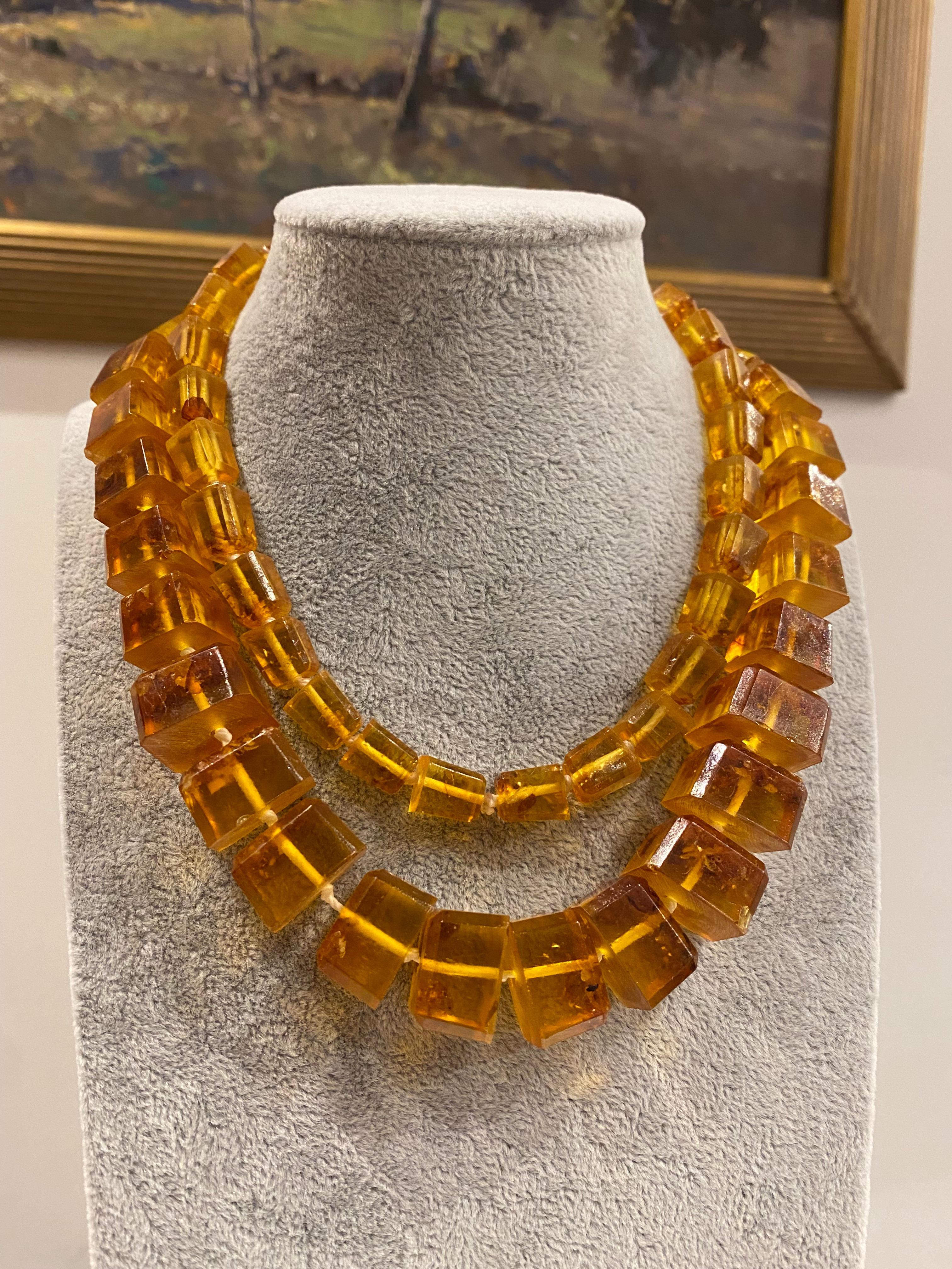 Quadrato Collana d'ambra quadrata naturale del Baltico a gradazione, lunghezza 85 cm, vintage in vendita