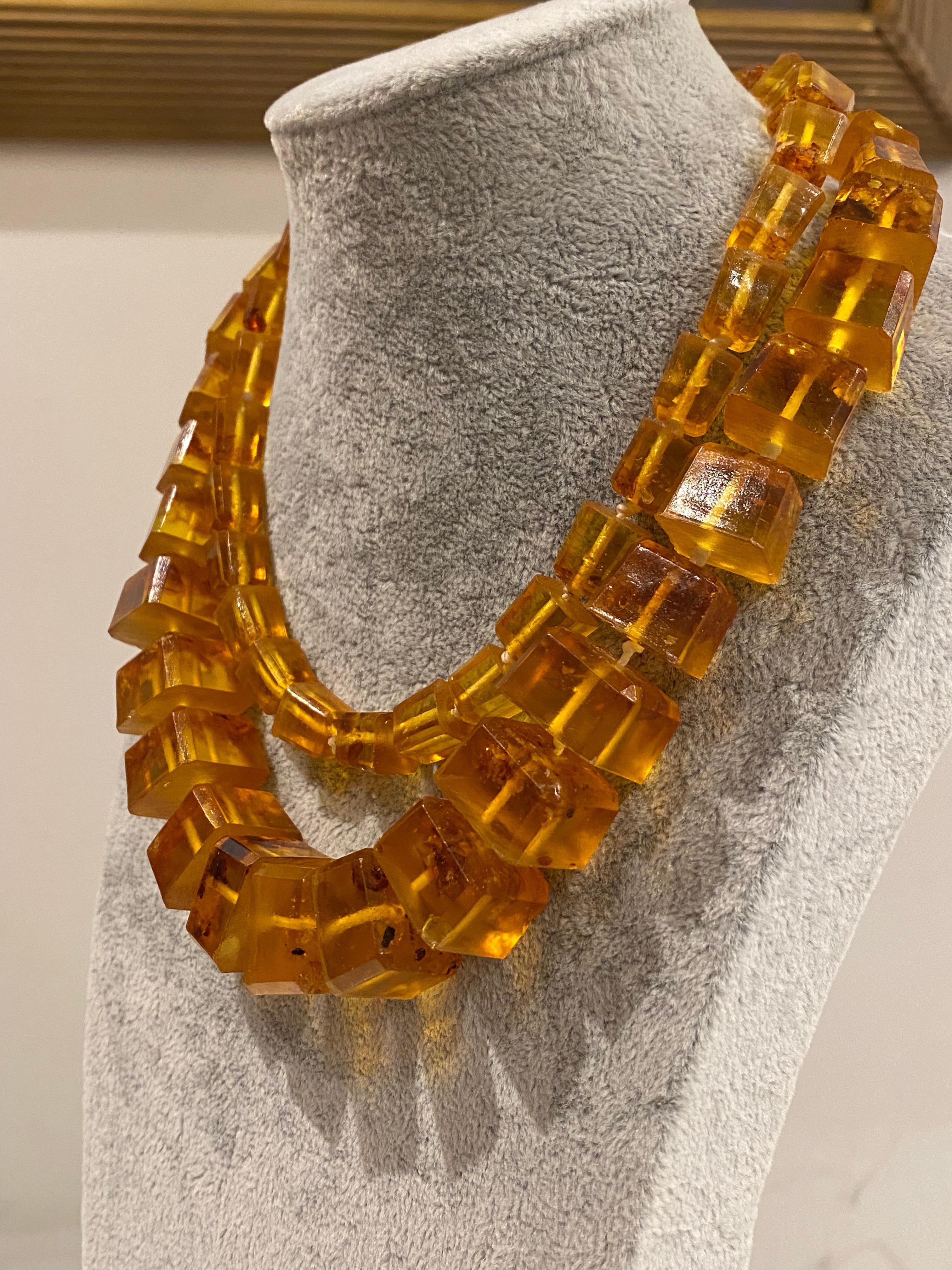 Collana d'ambra quadrata naturale del Baltico a gradazione, lunghezza 85 cm, vintage In condizioni ottime in vendita a MELBOURNE, AU