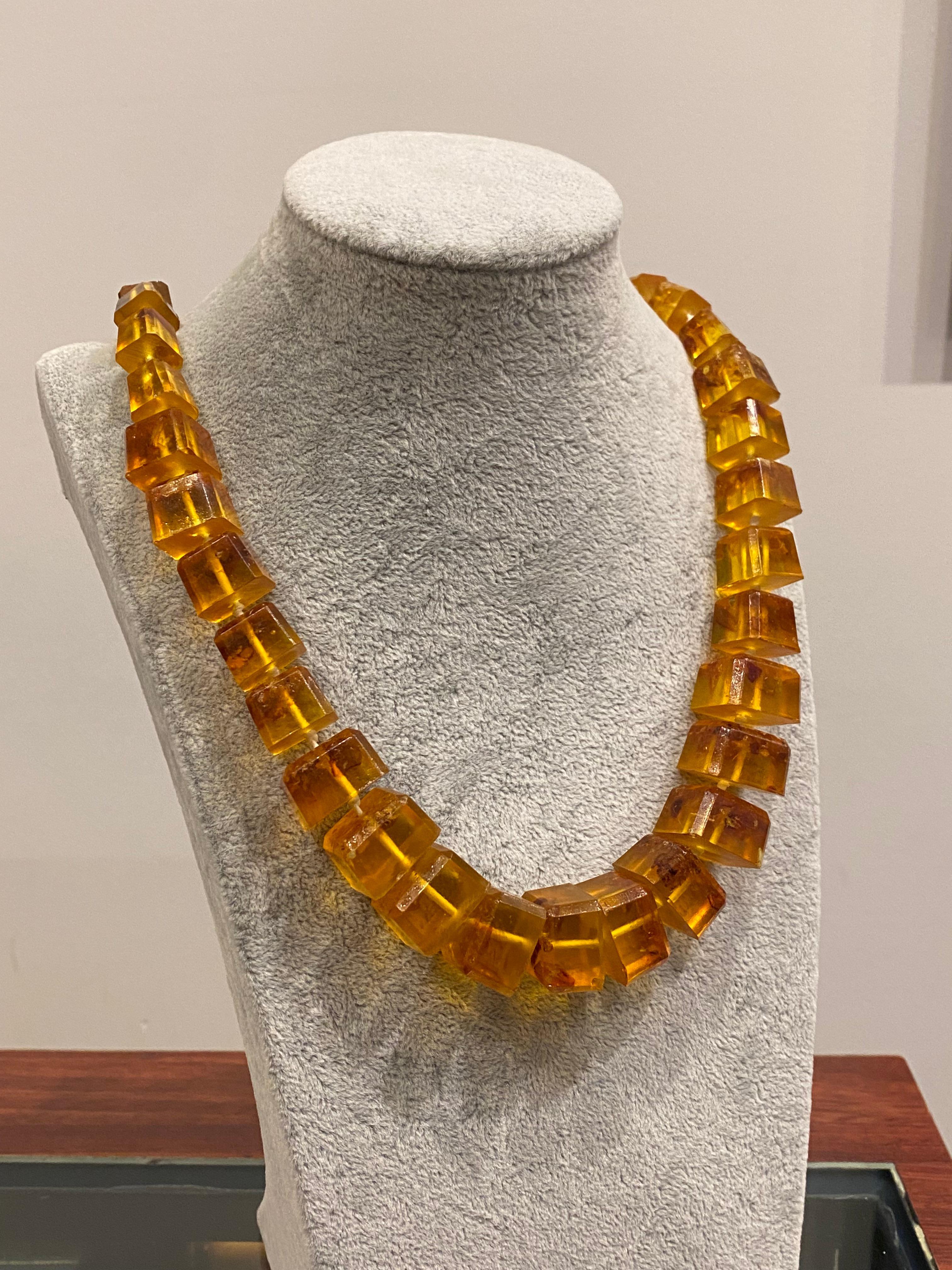 Collana d'ambra quadrata naturale del Baltico a gradazione, lunghezza 85 cm, vintage in vendita 1