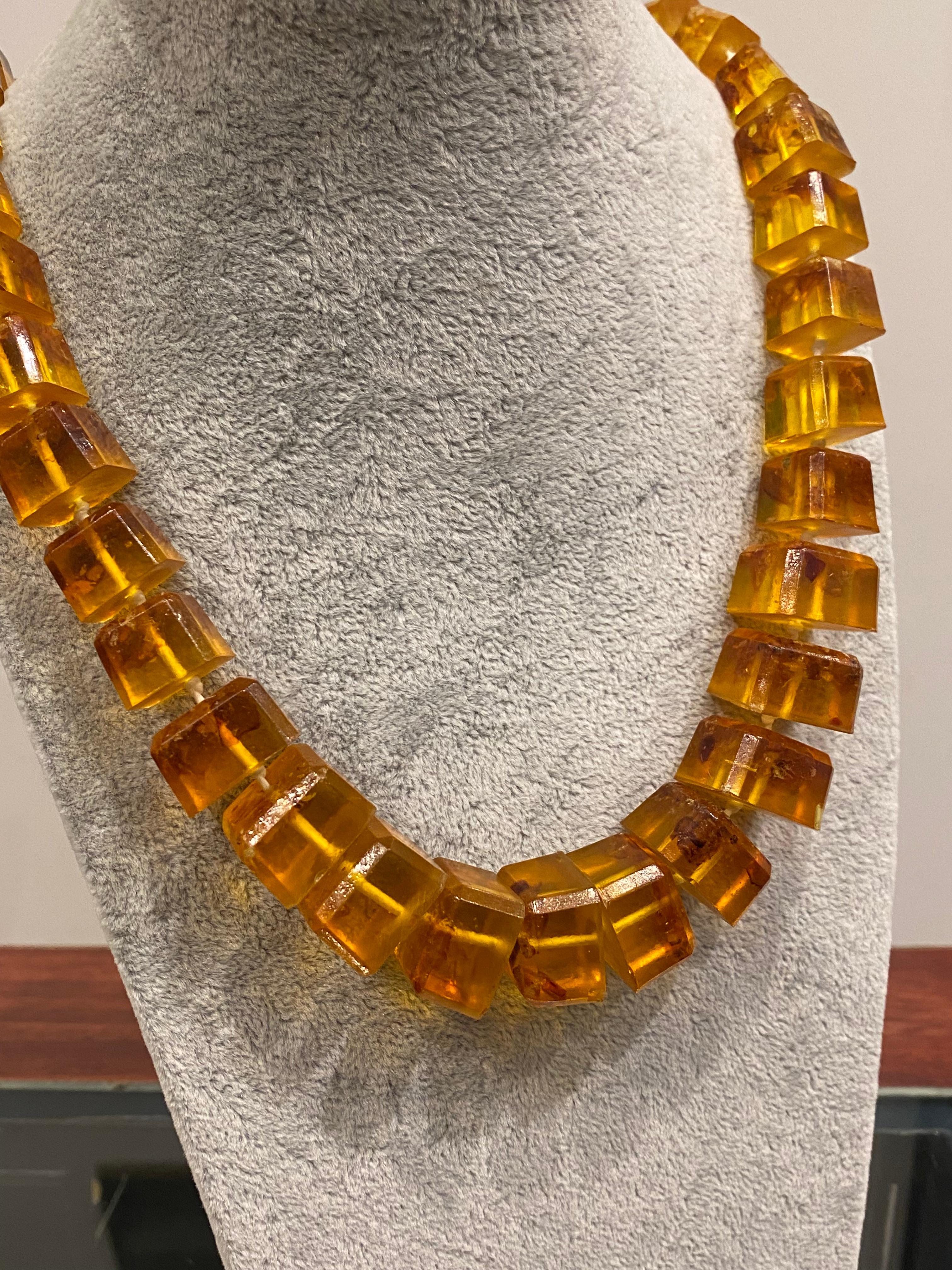 Collana d'ambra quadrata naturale del Baltico a gradazione, lunghezza 85 cm, vintage in vendita 2