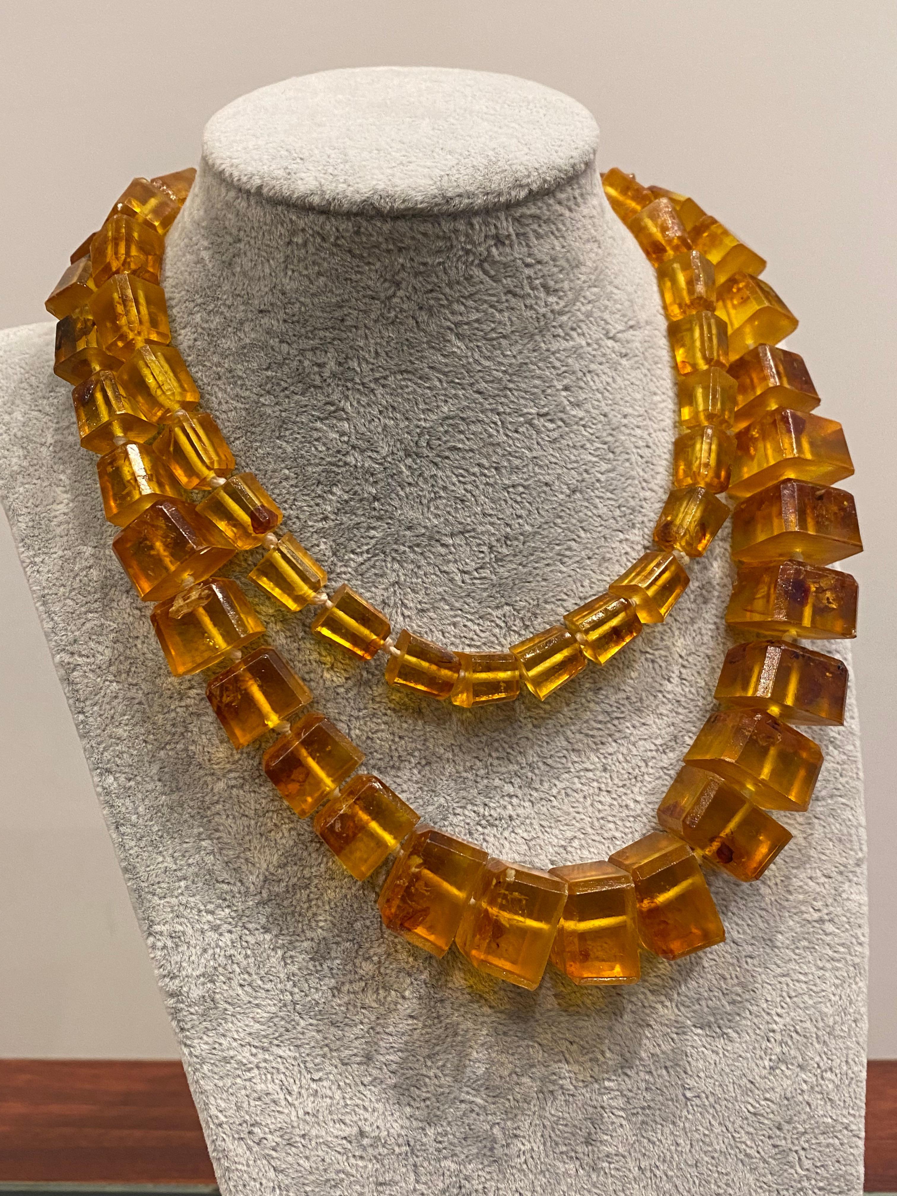 Collana d'ambra quadrata naturale del Baltico a gradazione, lunghezza 85 cm, vintage in vendita 3