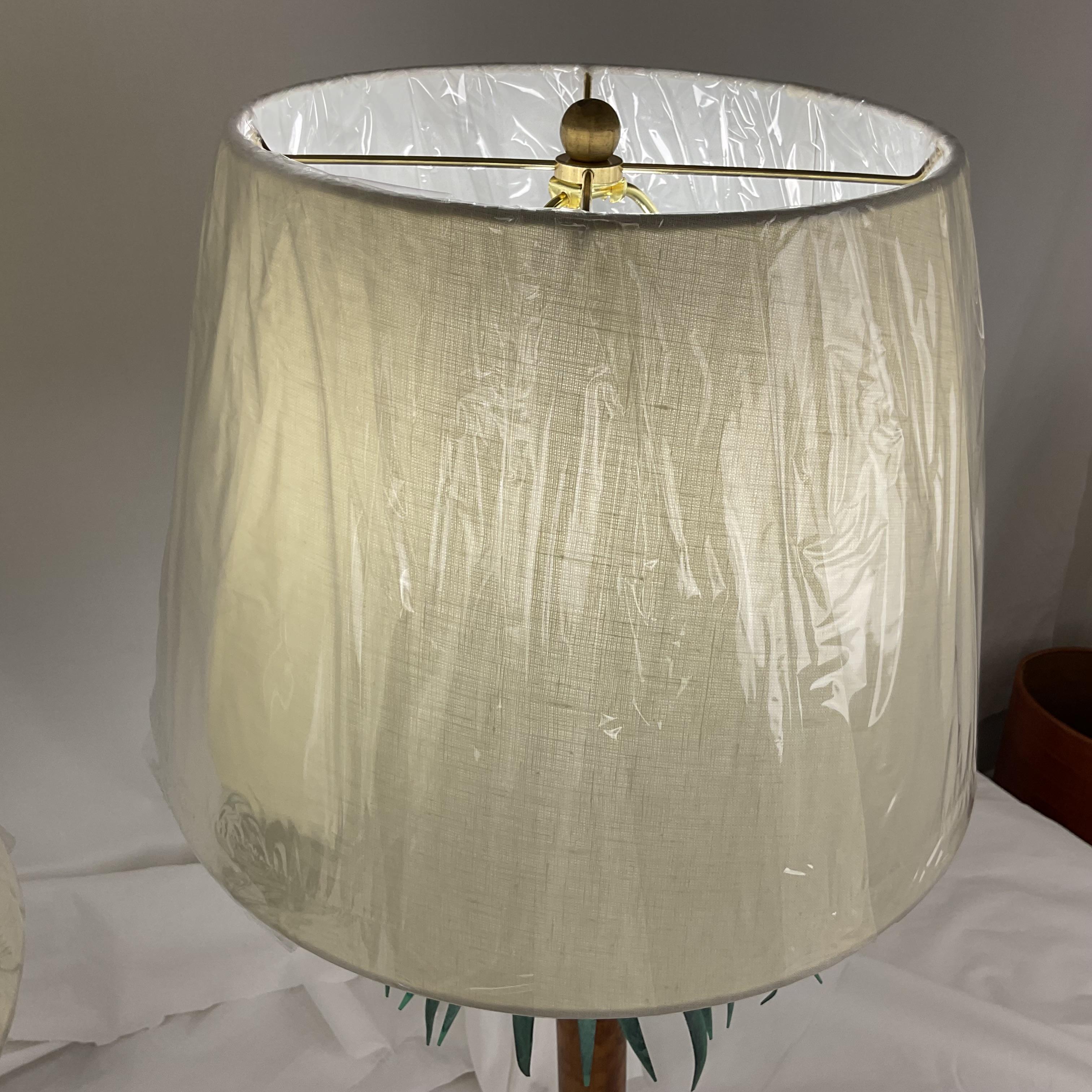 Lámparas de bambú natural y palma de metal verde con pantallas Metal en venta