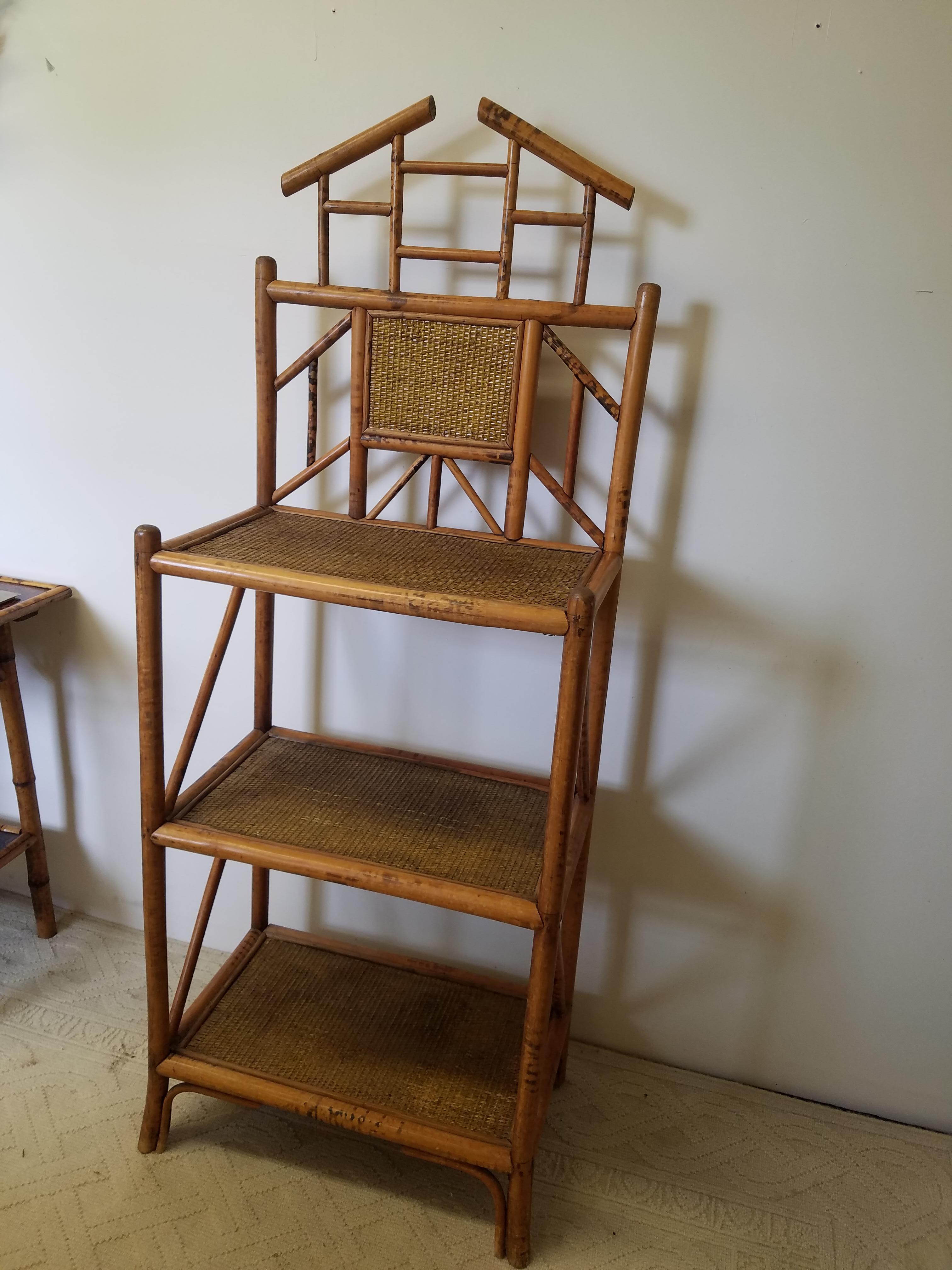 1920s Pagoda top étagère or bookcase with 3 shelves covered in original grass cloth. Natural bamboo with a light natural finish.



 