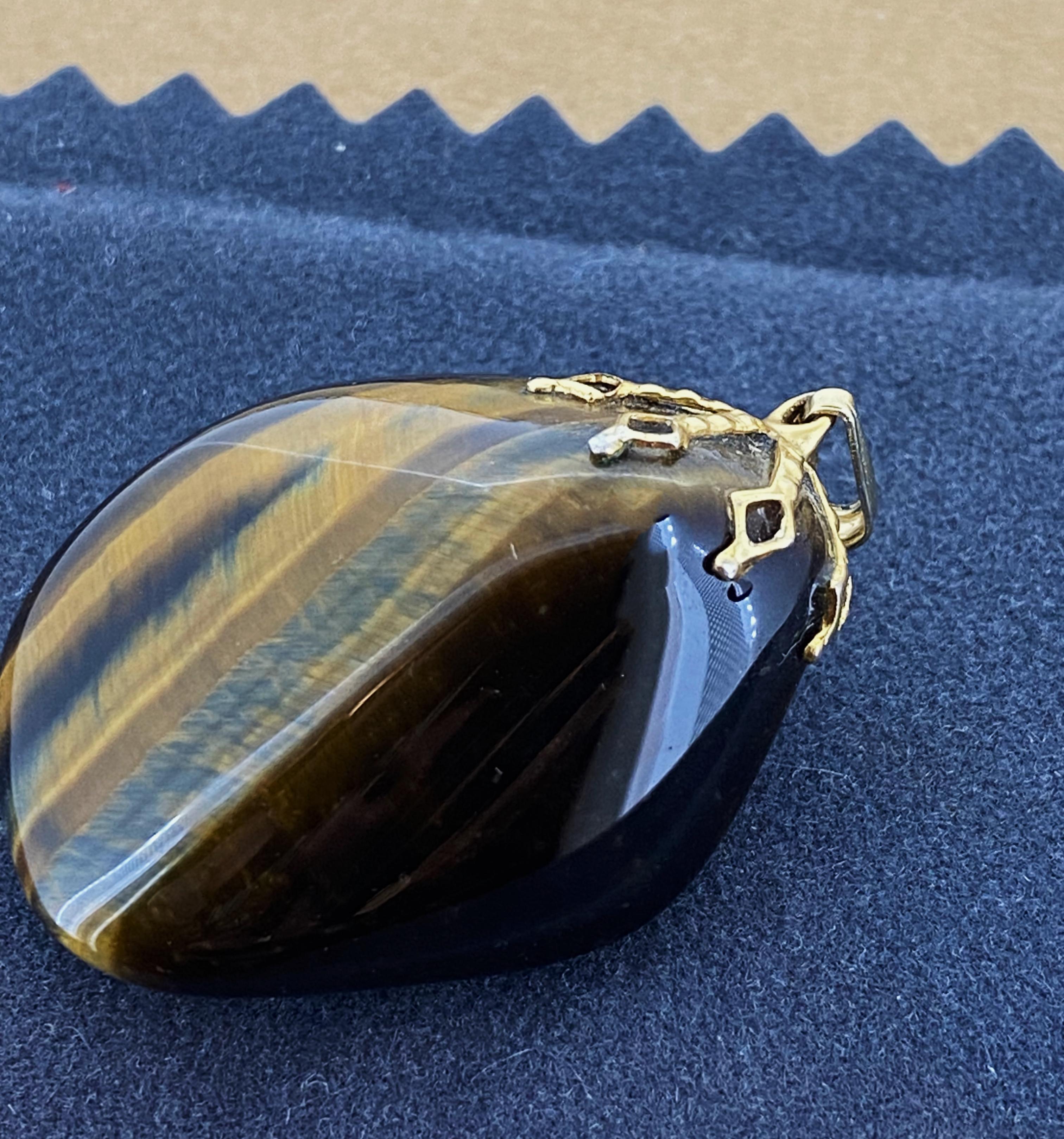 This extraordinary looking Tiger’s Eye Pendant 
showcases an absolutely gorgeous semi-precious banded tiger eye – 
a type of ironstone with alternating bands of colour and luster.

Considered to be a token of strength, confidence & bravery
tiger’s