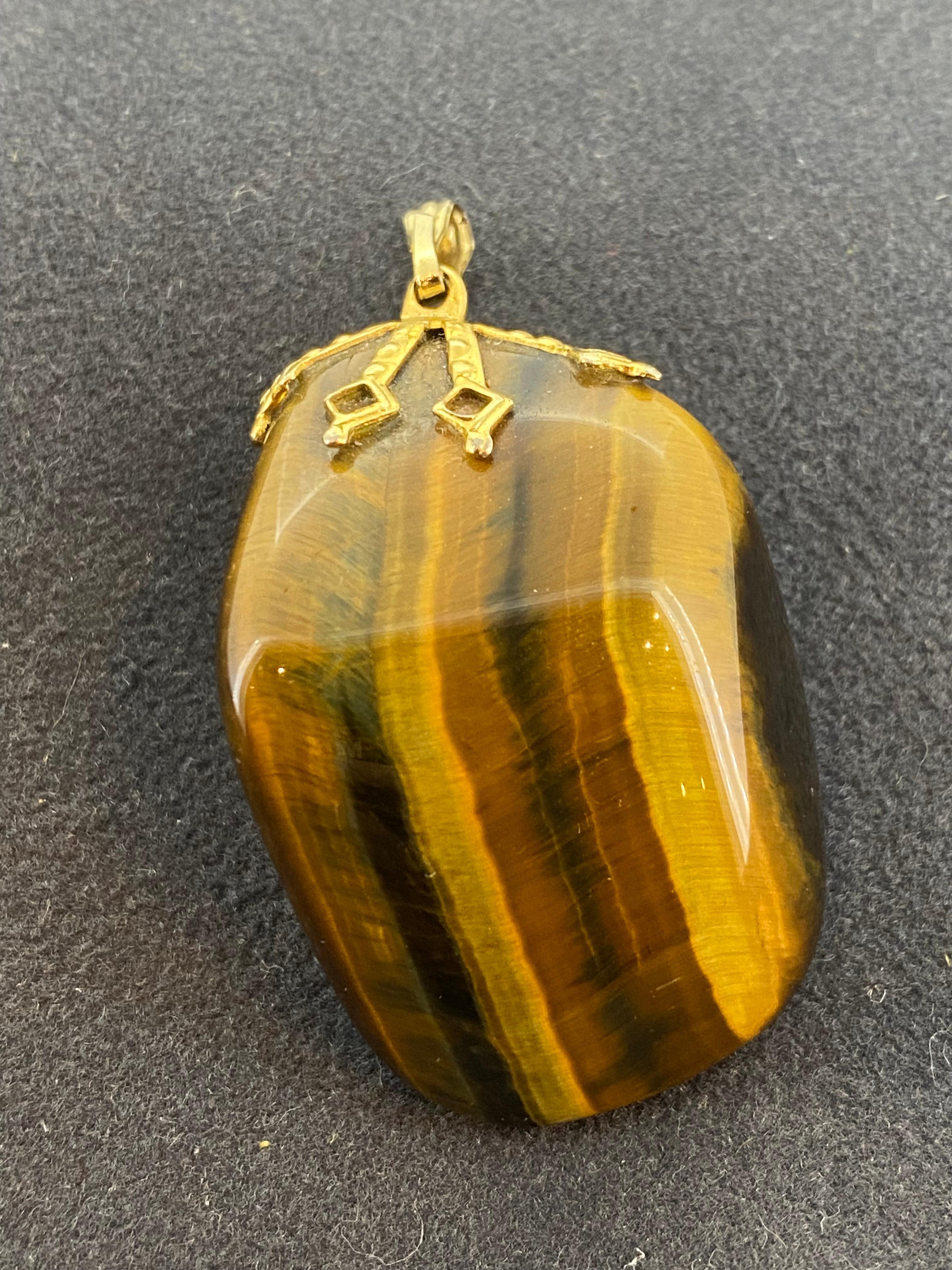 Natural Banded Tiger's Eye 9K Yellow Gold Vintage Pendant - 45mm x 27mm In Excellent Condition For Sale In MELBOURNE, AU
