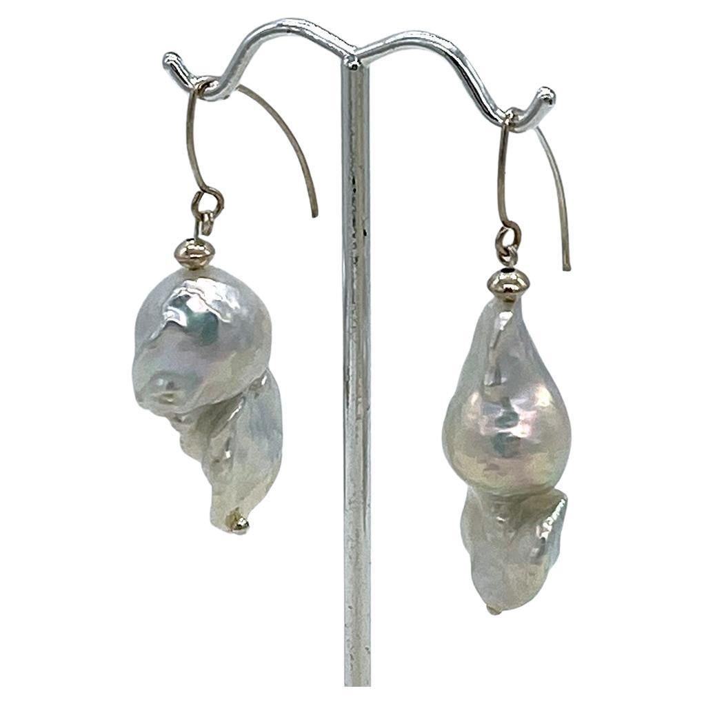 Dieses Paar baumelnder Barockperlen-Ohrringe wurde aus zwei 18 mm x 35 mm großen weißen Süßwasserperlen mit Grautönen und Sterling-Splitterkomponenten gefertigt. Bitte werfen Sie einen Blick auf mein anderes Angebot für ein komplementäres Stück: