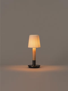 Natural Básica Mínima Batería Tischleuchte von Santiago Roqueta, Santa & Cole