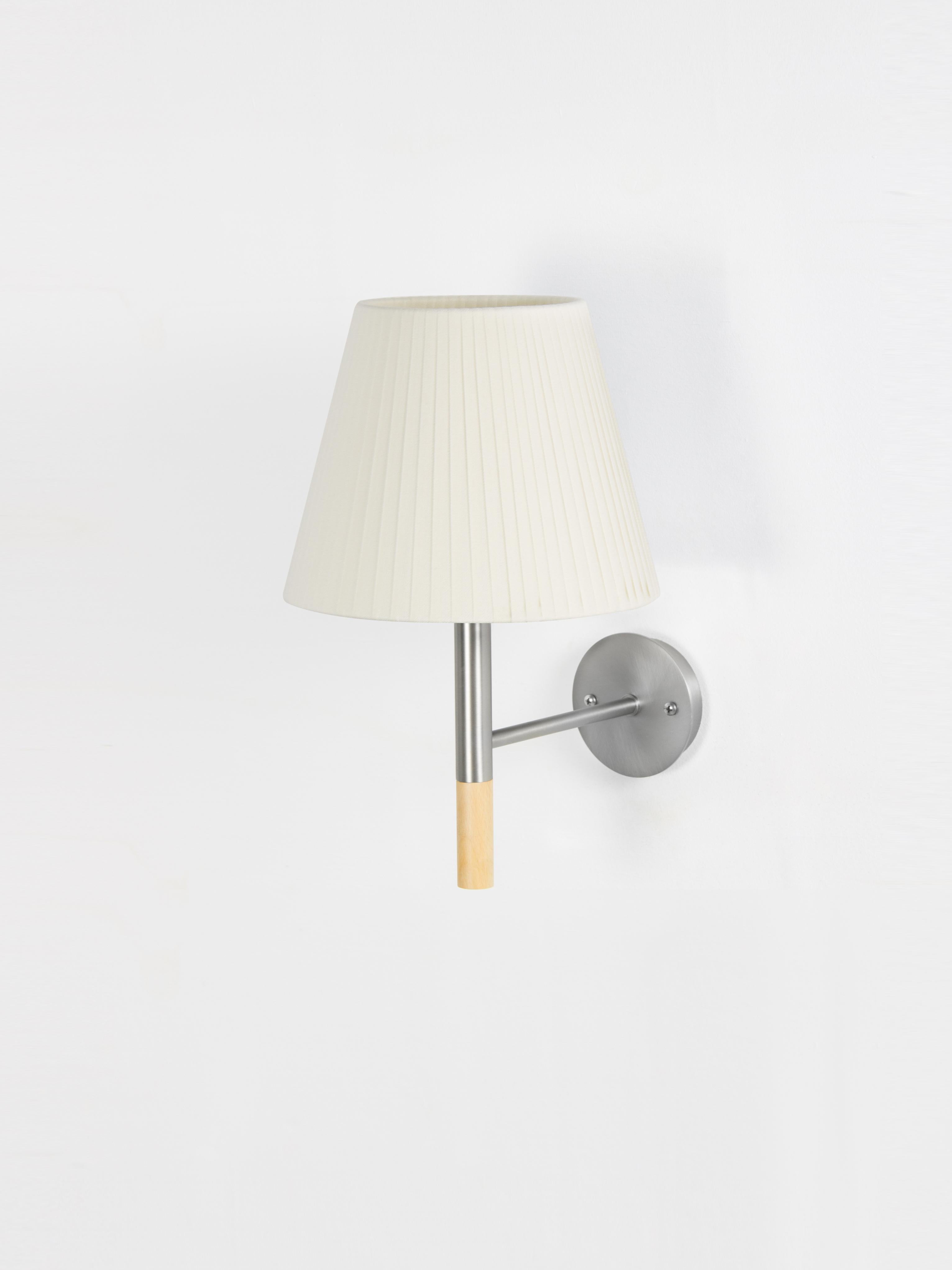 Natural BC2 wall lamp by Santa & Cole
Dimensions: D 20 x W 26 x H 33 cm
Materials: Metal, beech wood, ribbon.

The BC1, BC2 and BC3 wall lamps are the epitome of sturdy construction, aesthetic sobriety and functional quality. Their various shade