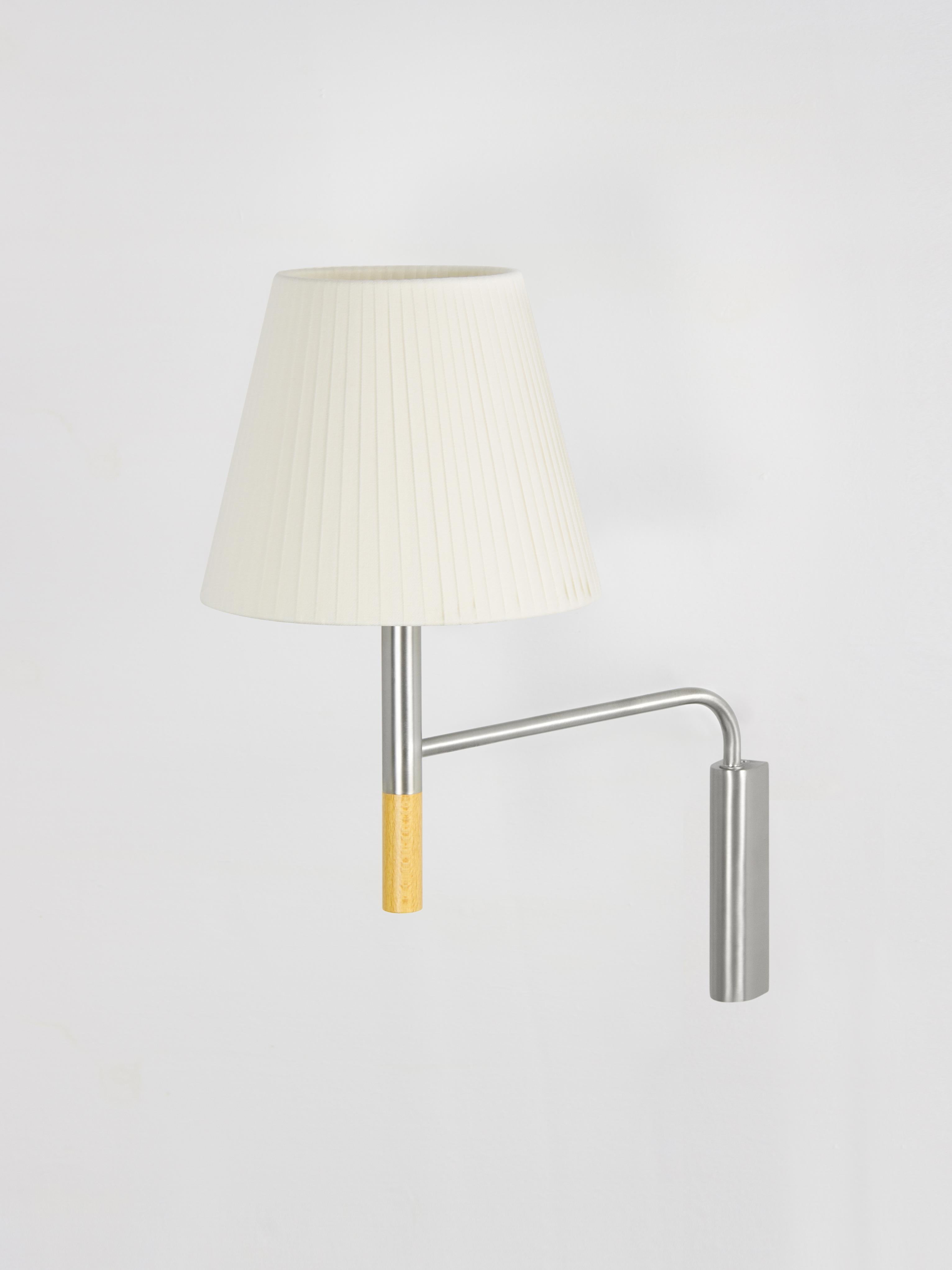 Natural BC3 wall lamp by Santa & Cole
Dimensions: D 20 x W 37 x H 41 cm
Materials: Metal, beech wood, ribbon.

The BC1, BC2 and BC3 wall lamps are the epitome of sturdy construction, aesthetic sobriety and functional quality. Their various shade