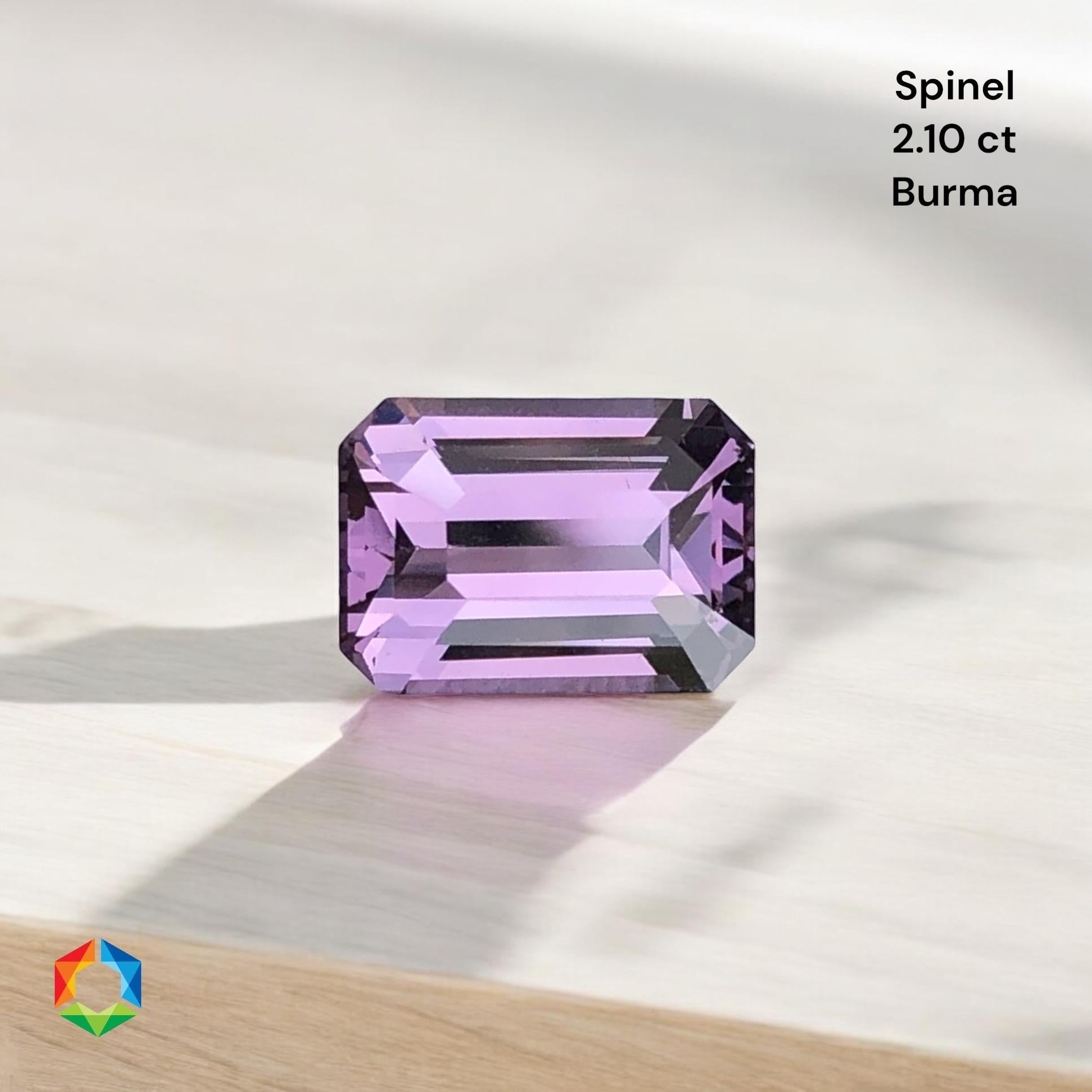 Presenta un affascinante spinello viola-viola taglio smeraldo, pulito al lentino e di una limpidezza impeccabile. La sua accattivante tonalità viola irradia eleganza e raffinatezza, rendendolo un vero gioiello da collezione. Perfetto per chi cerca