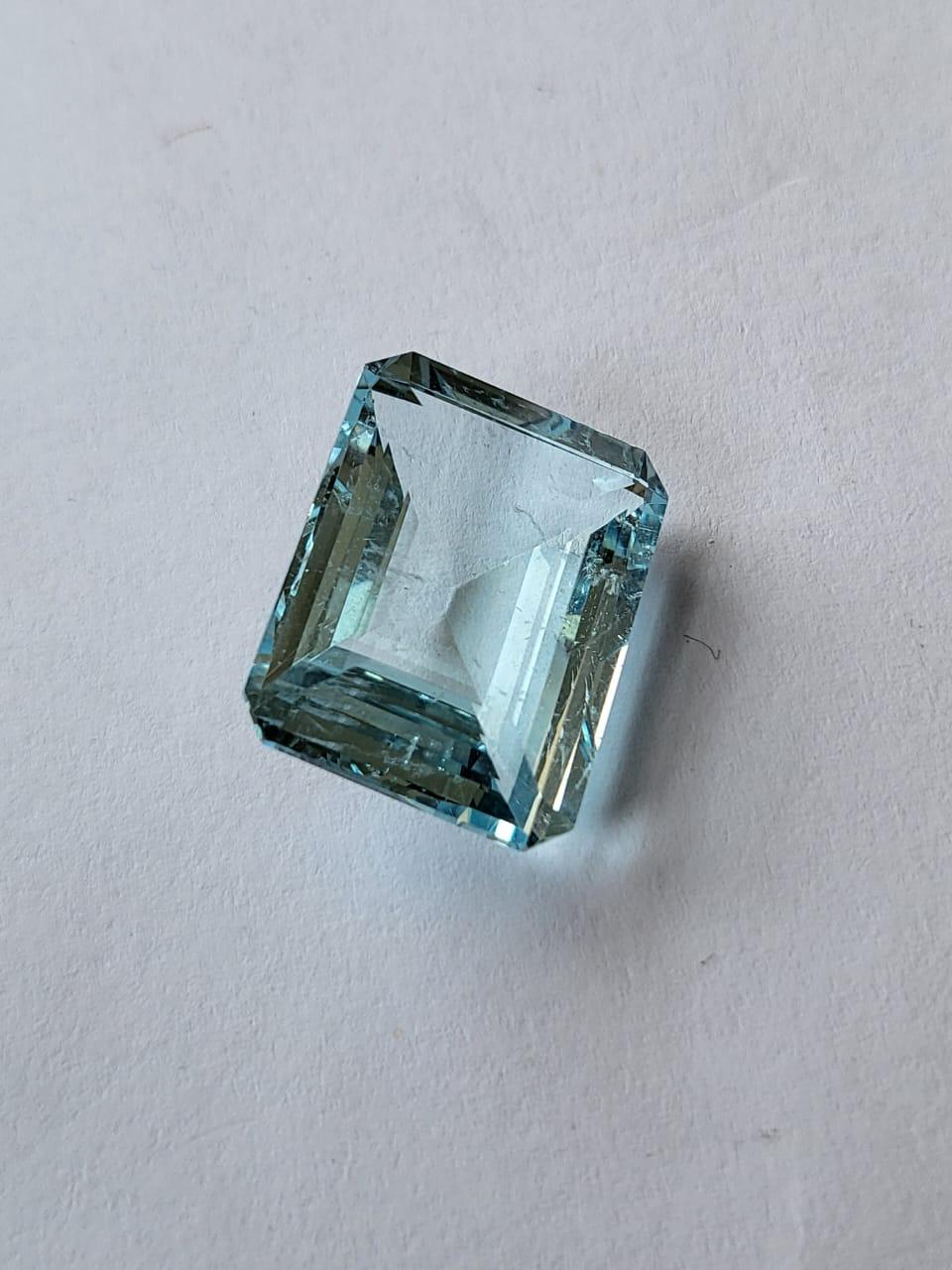 Modern Natural Beautiful Aquamarine Octagon Cut 22.45 Carat Loose Gemstone For Sale