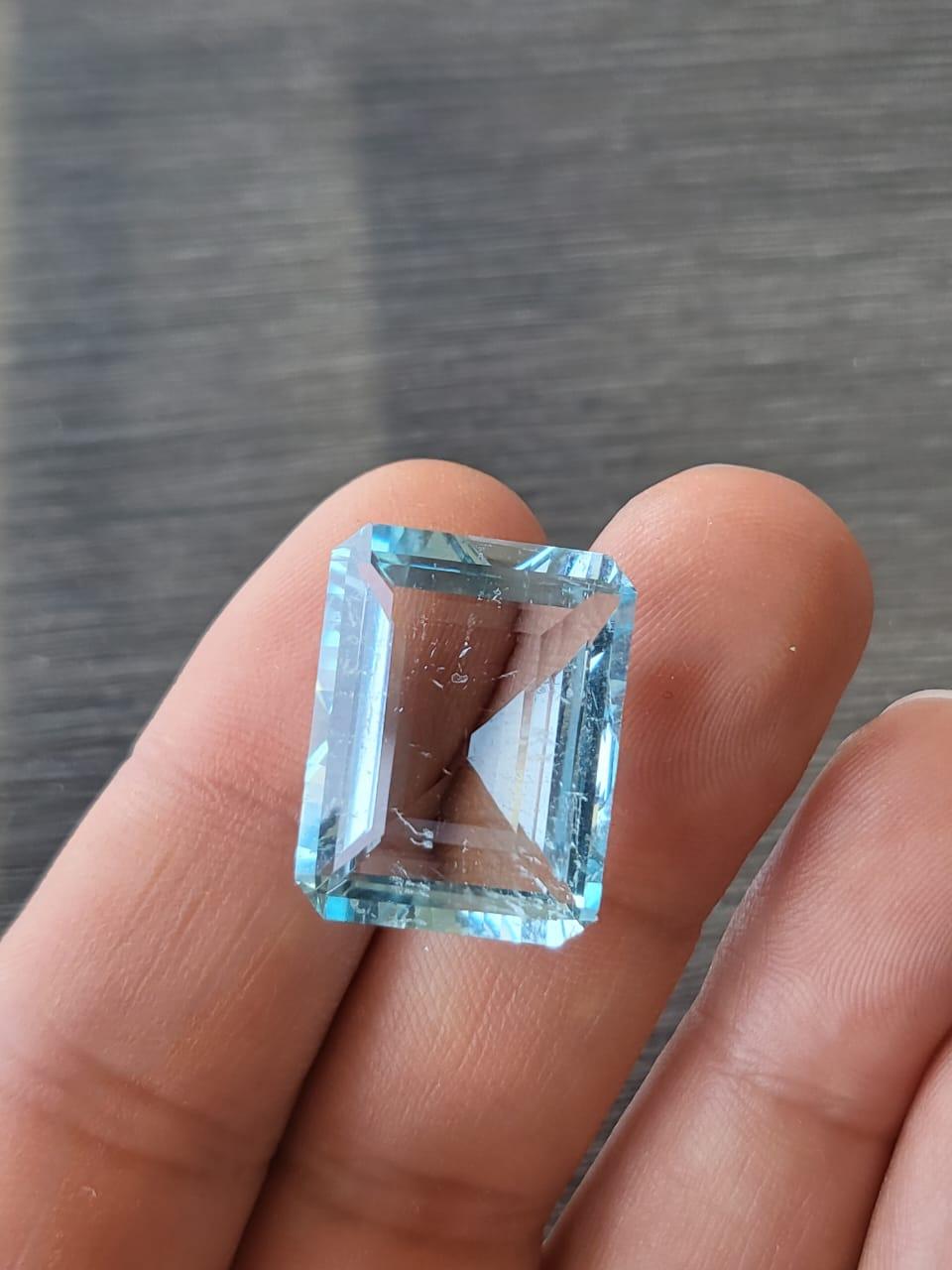 Natural Beautiful Aquamarine Octagon Cut 22.45 Carat Loose Gemstone In New Condition For Sale In Hong Kong, HK