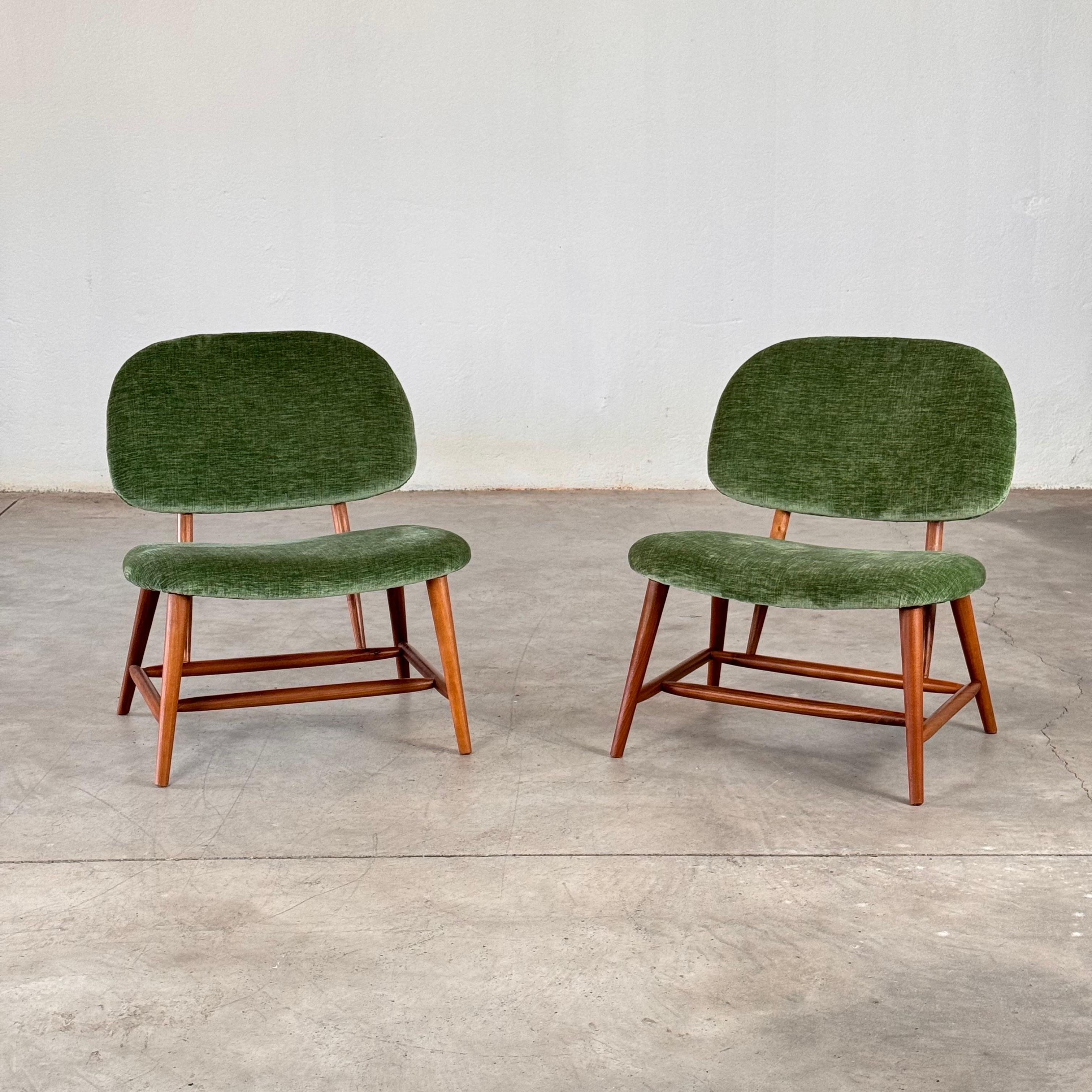 Dieses Paar Sessel aus natürlicher Buche im Stil von Alf Svensson verkörpert die perfekte Mischung aus moderner Handwerkskunst und klassischem Design. Diese kürzlich in Italien hergestellten Sessel sind ein Zeugnis der zeitgenössischen italienischen