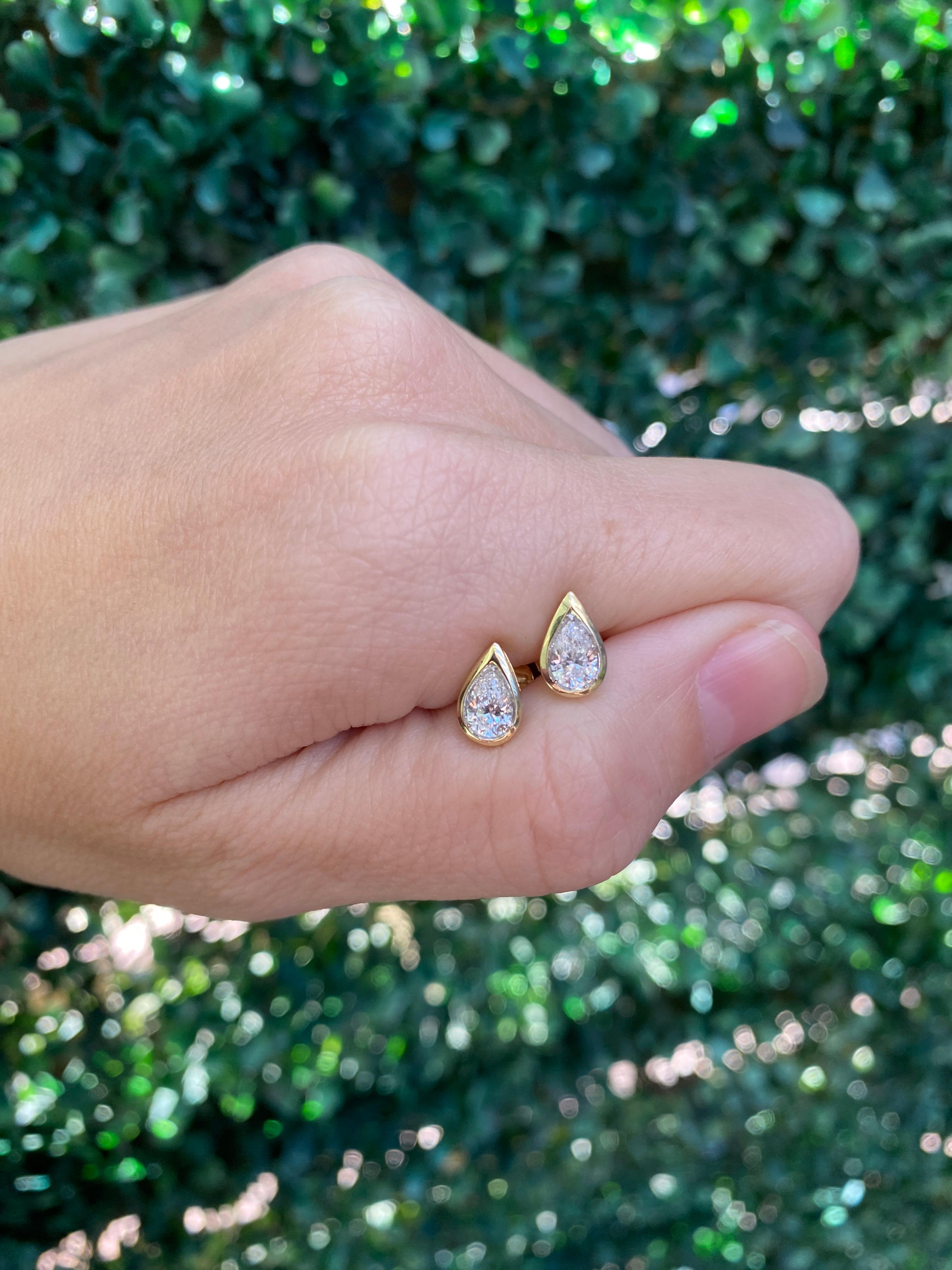 Boucles d'oreilles en diamant naturel en forme de poire avec chaton en vente 5