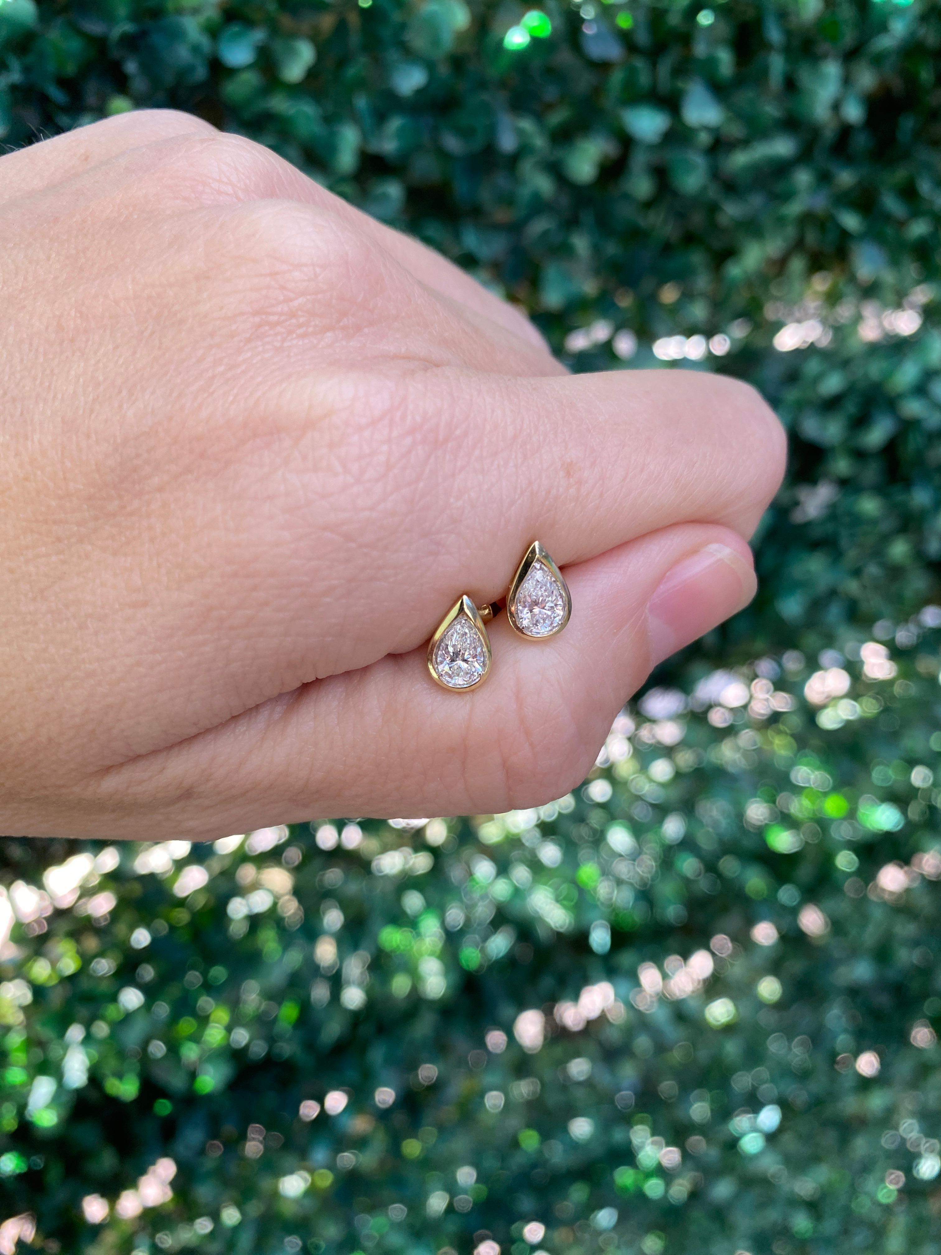 Boucles d'oreilles en diamant naturel en forme de poire avec chaton en vente 7