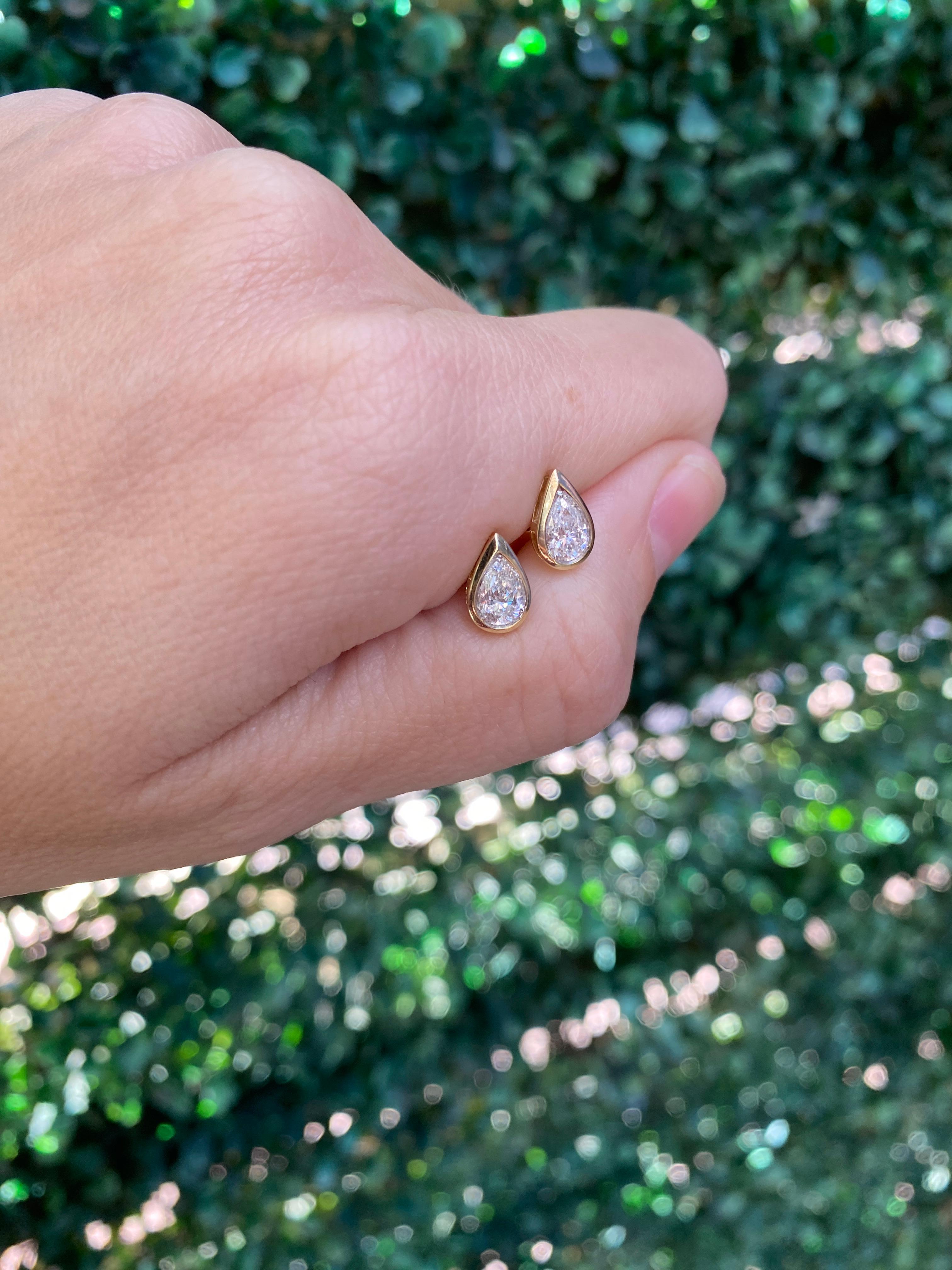 Boucles d'oreilles en diamant naturel en forme de poire avec chaton en vente 8