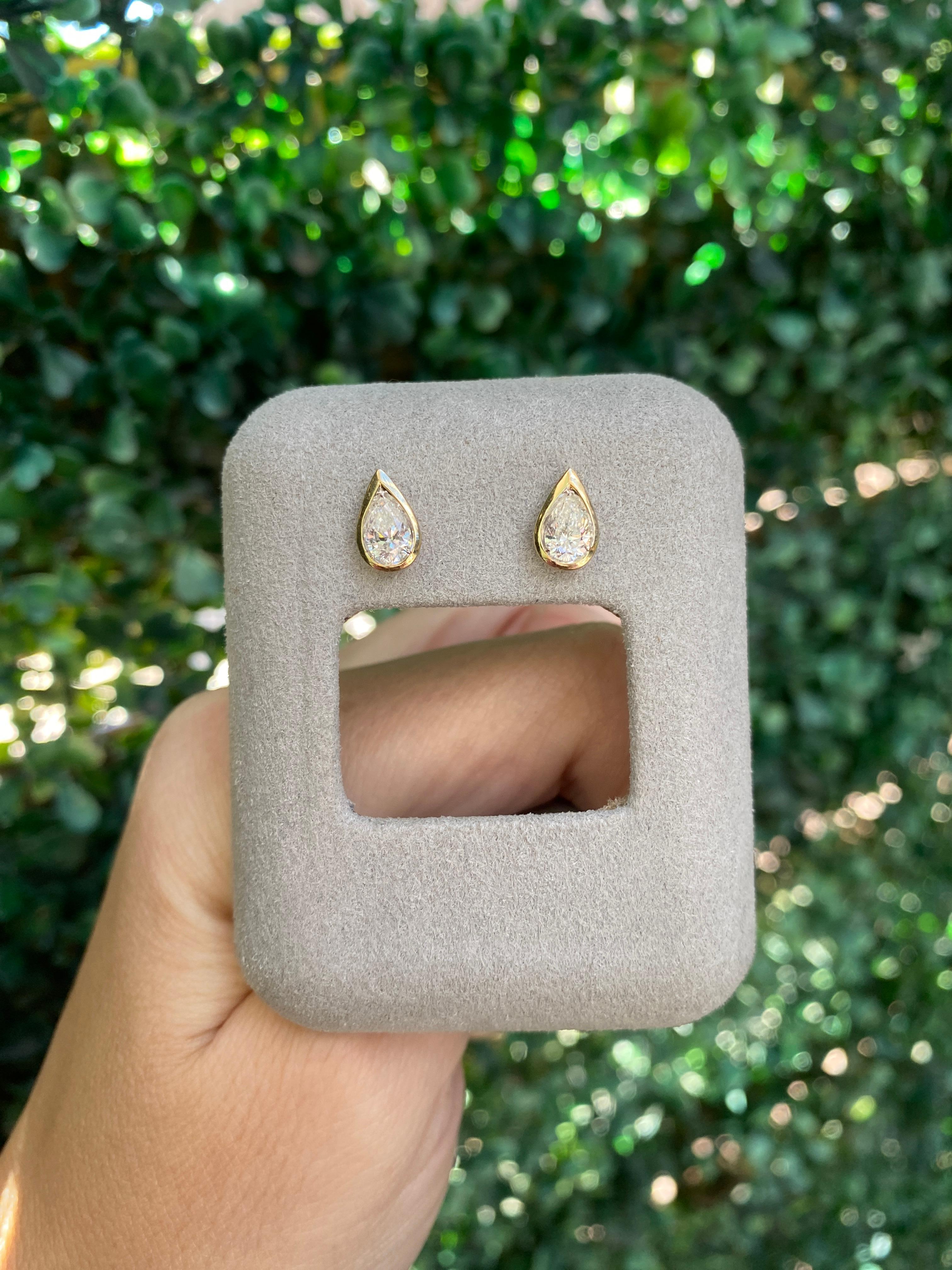 Boucles d'oreilles en diamant naturel en forme de poire avec chaton en vente 10