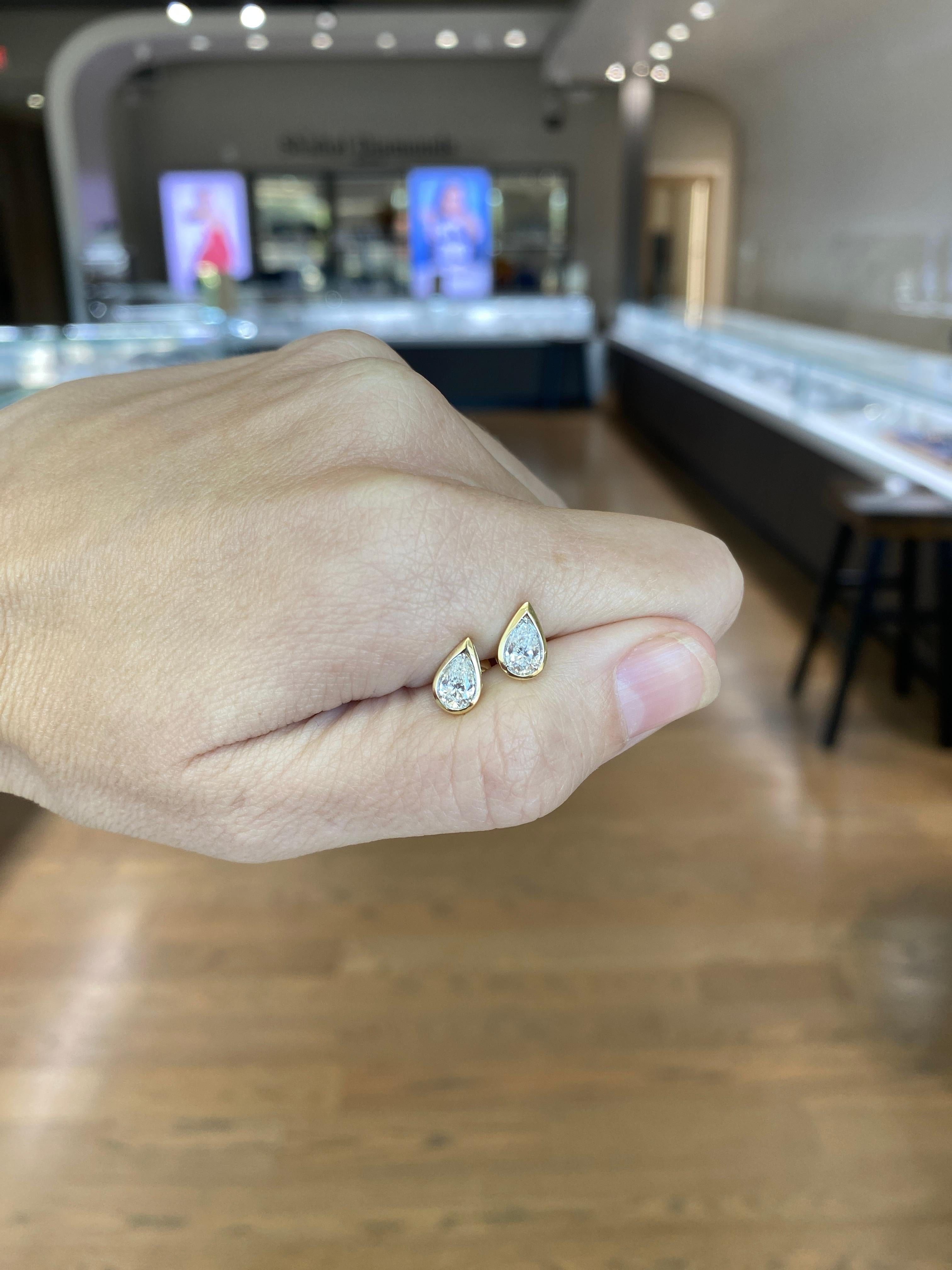 Ces boucles d'oreilles accrocheuses présentent un poids total de 0,78 carat de diamants naturels taillés en poire, élégamment sertis dans de l'or jaune 14 carats. Parfaites pour être portées tous les jours, elles ajoutent une touche de beauté et de