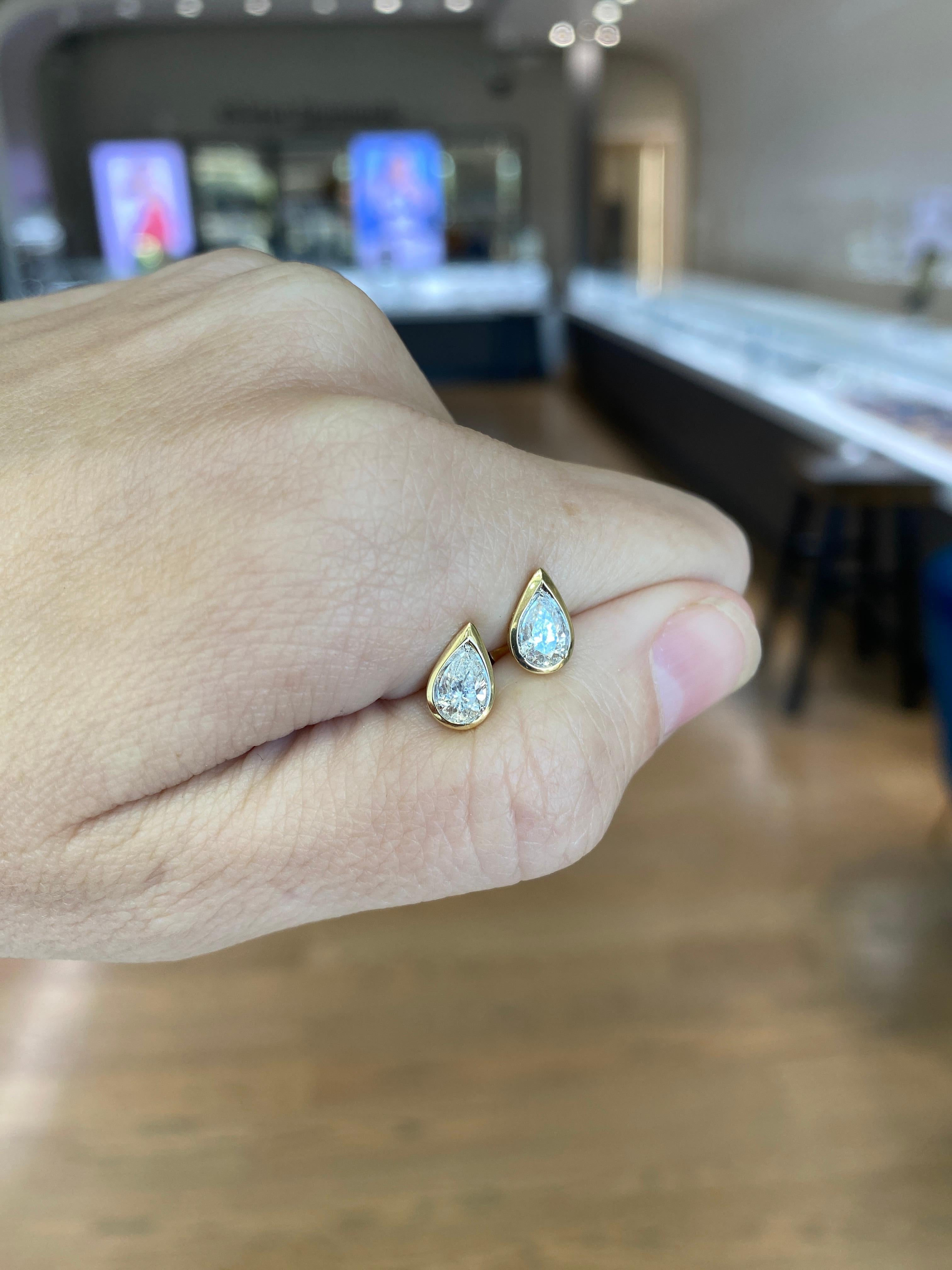 Boucles d'oreilles en diamant naturel en forme de poire avec chaton Neuf - En vente à Houston, TX