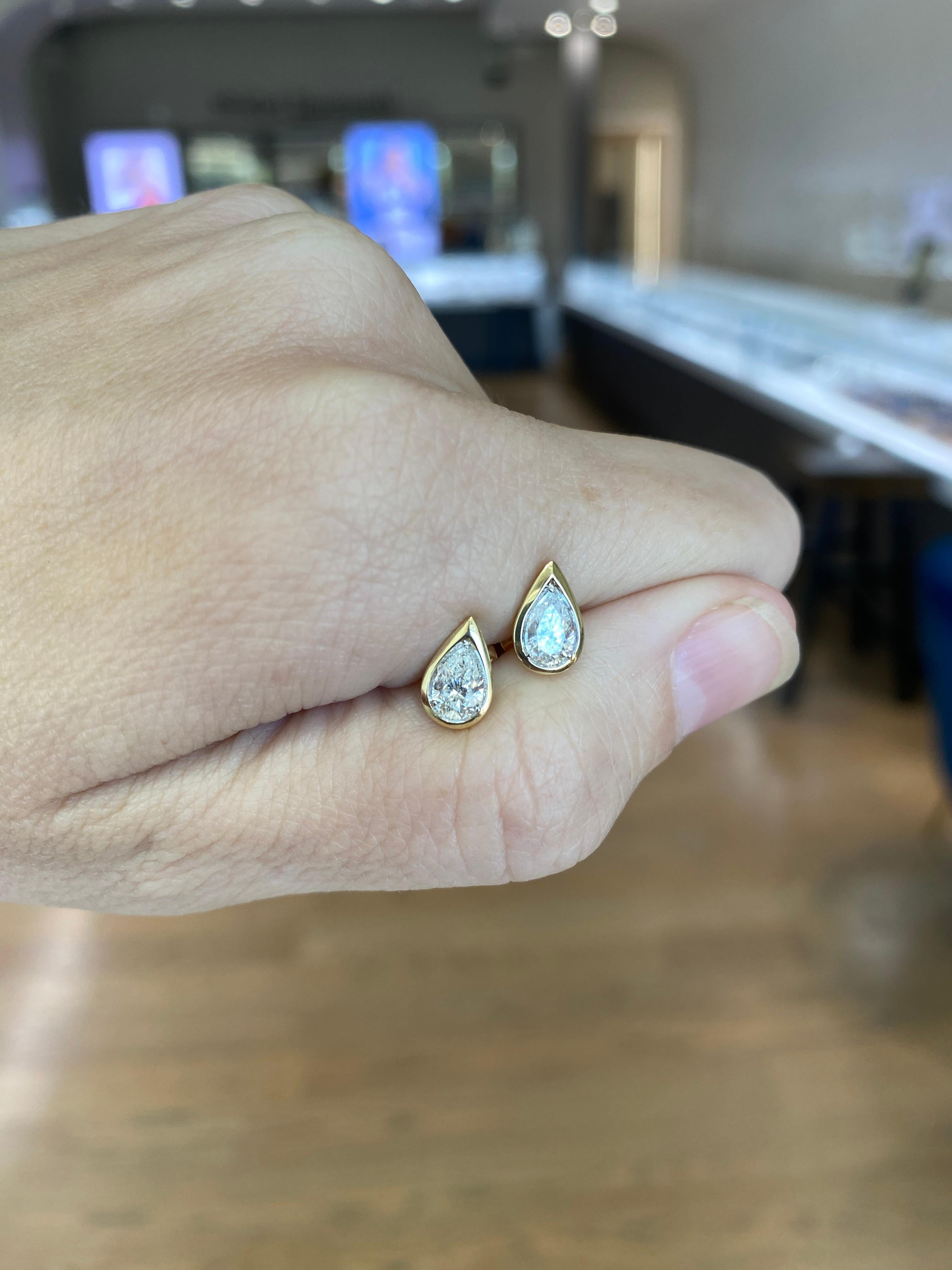 Boucles d'oreilles en diamant naturel en forme de poire avec chaton Unisexe en vente