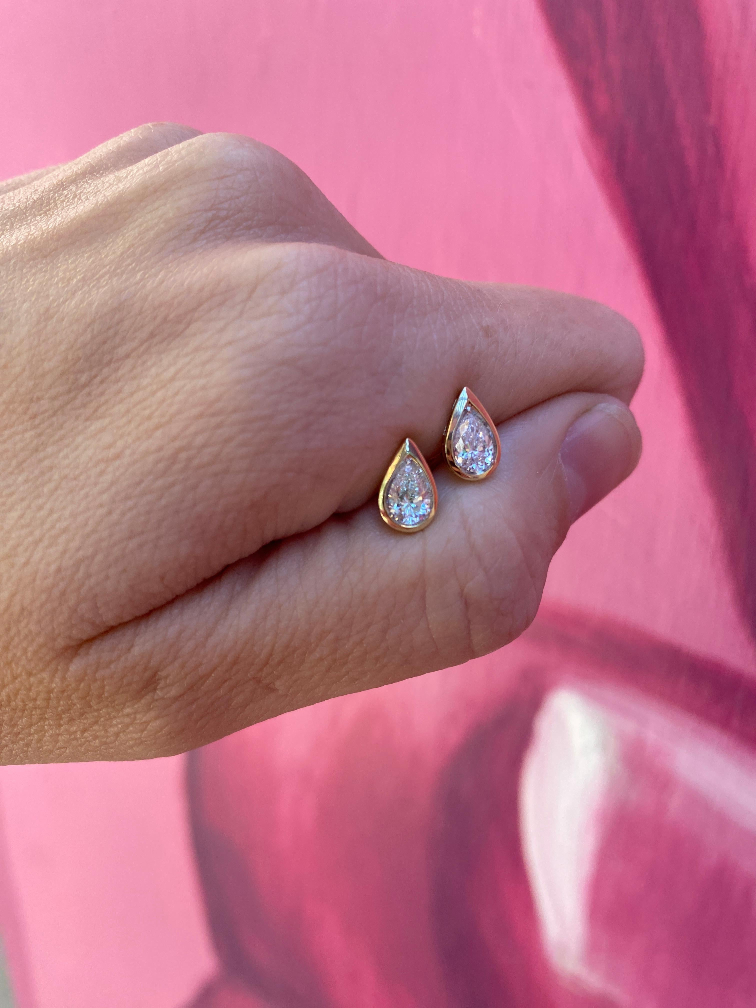 Boucles d'oreilles en diamant naturel en forme de poire avec chaton en vente 1