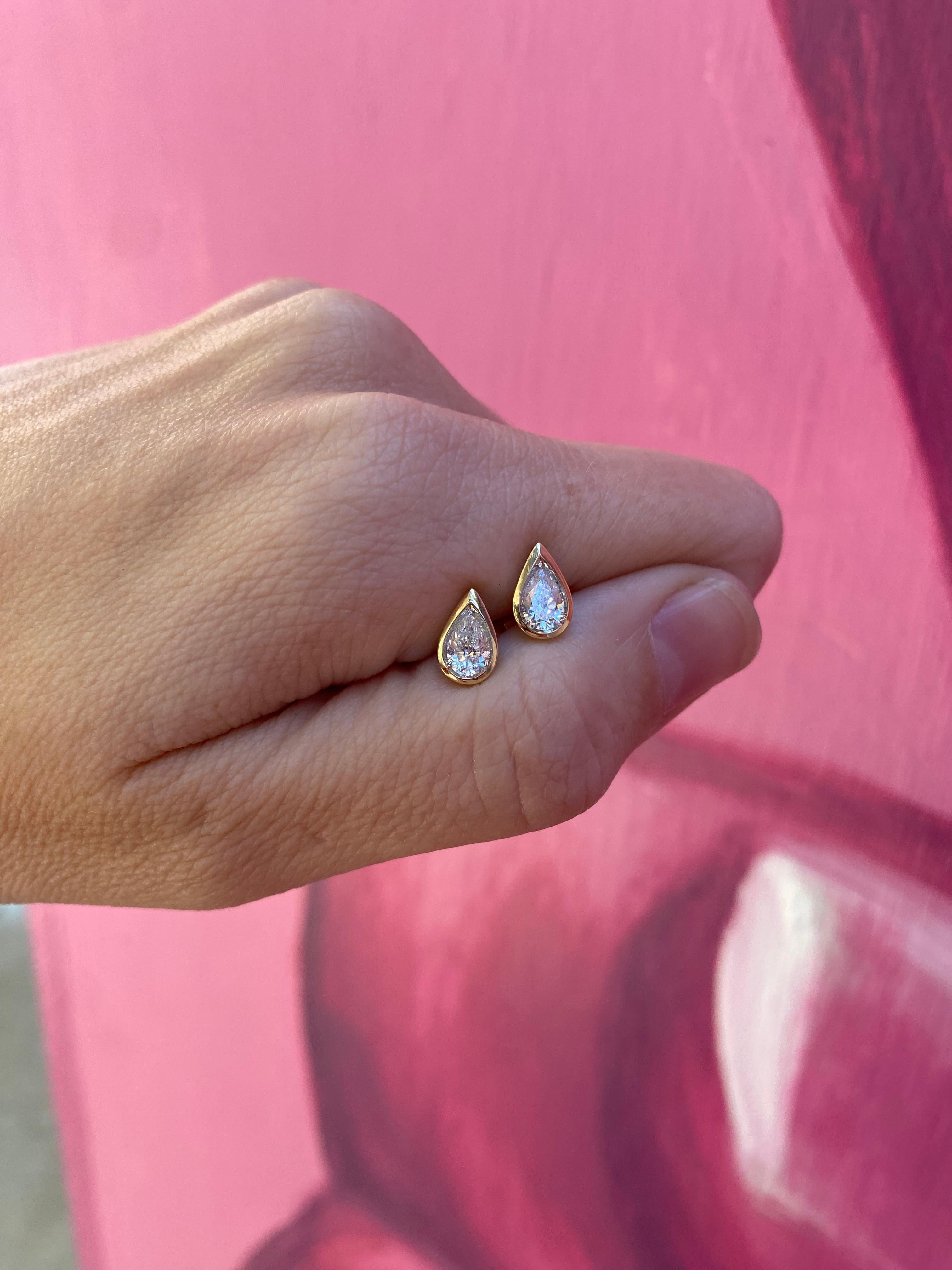 Boucles d'oreilles en diamant naturel en forme de poire avec chaton en vente 2