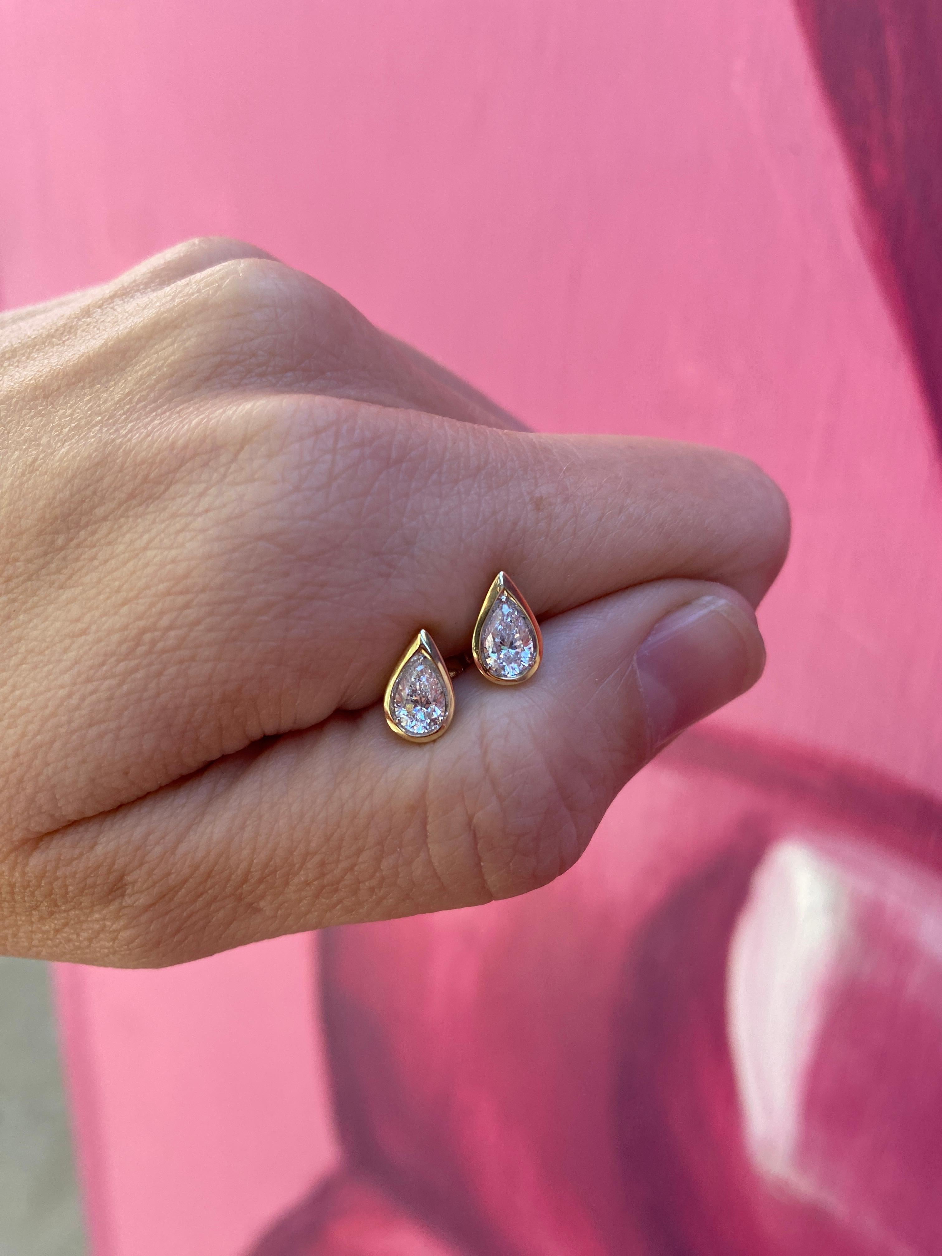 Boucles d'oreilles en diamant naturel en forme de poire avec chaton en vente 3