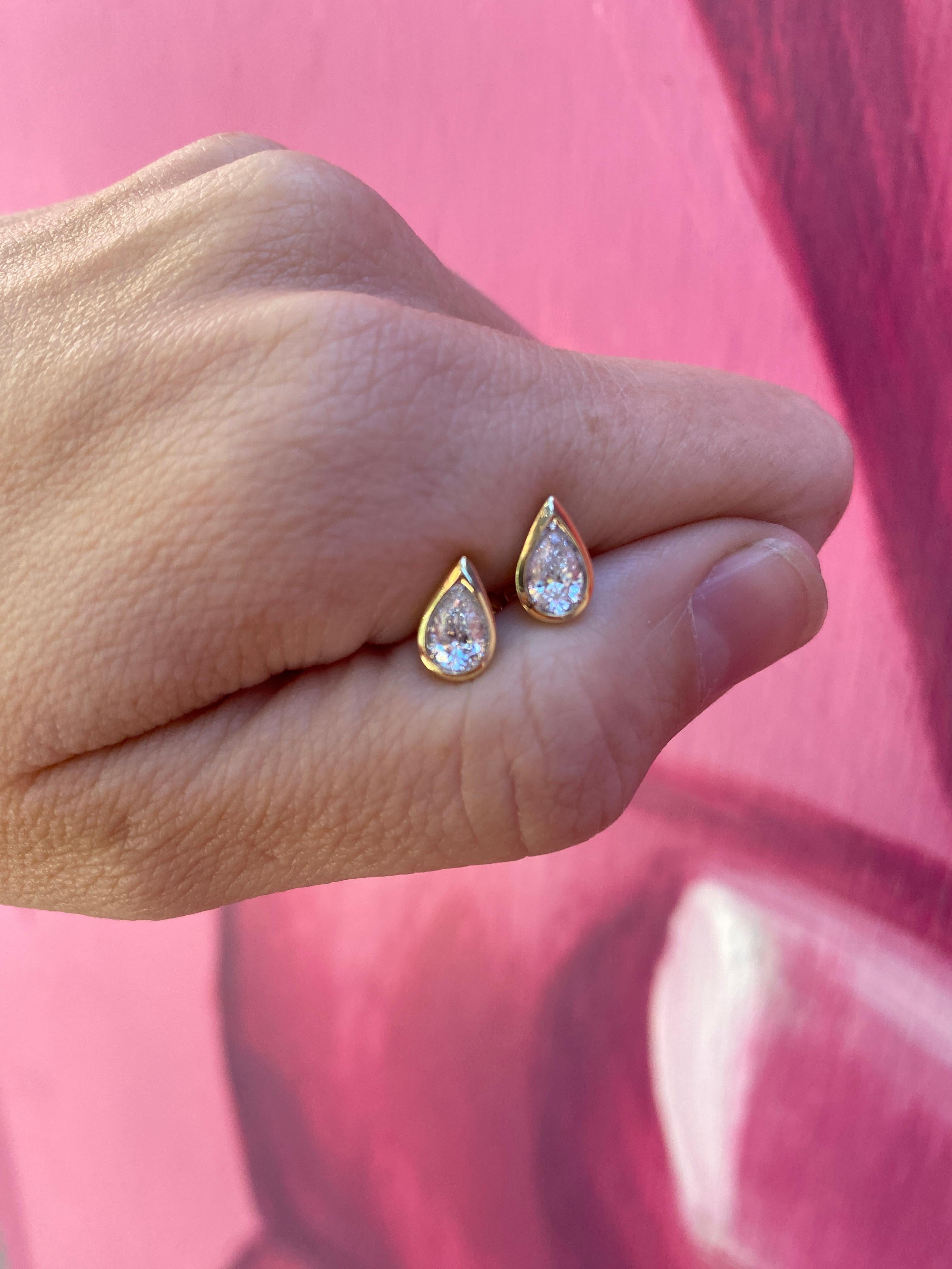 Boucles d'oreilles en diamant naturel en forme de poire avec chaton en vente 4