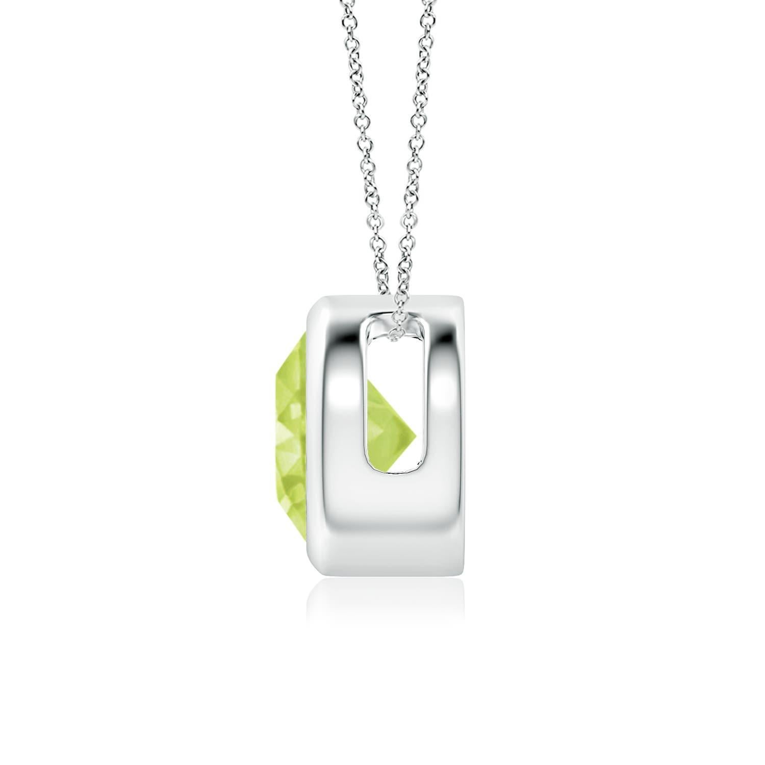 Le péridot rond vert olive semble flotter sur la chaîne. Il est fixé dans une lunette en or blanc 14k. Ce pendentif en péridot, à la fois simple et séduisant, est conçu pour faire une déclaration élégante. Disponible en différents poids de carats.