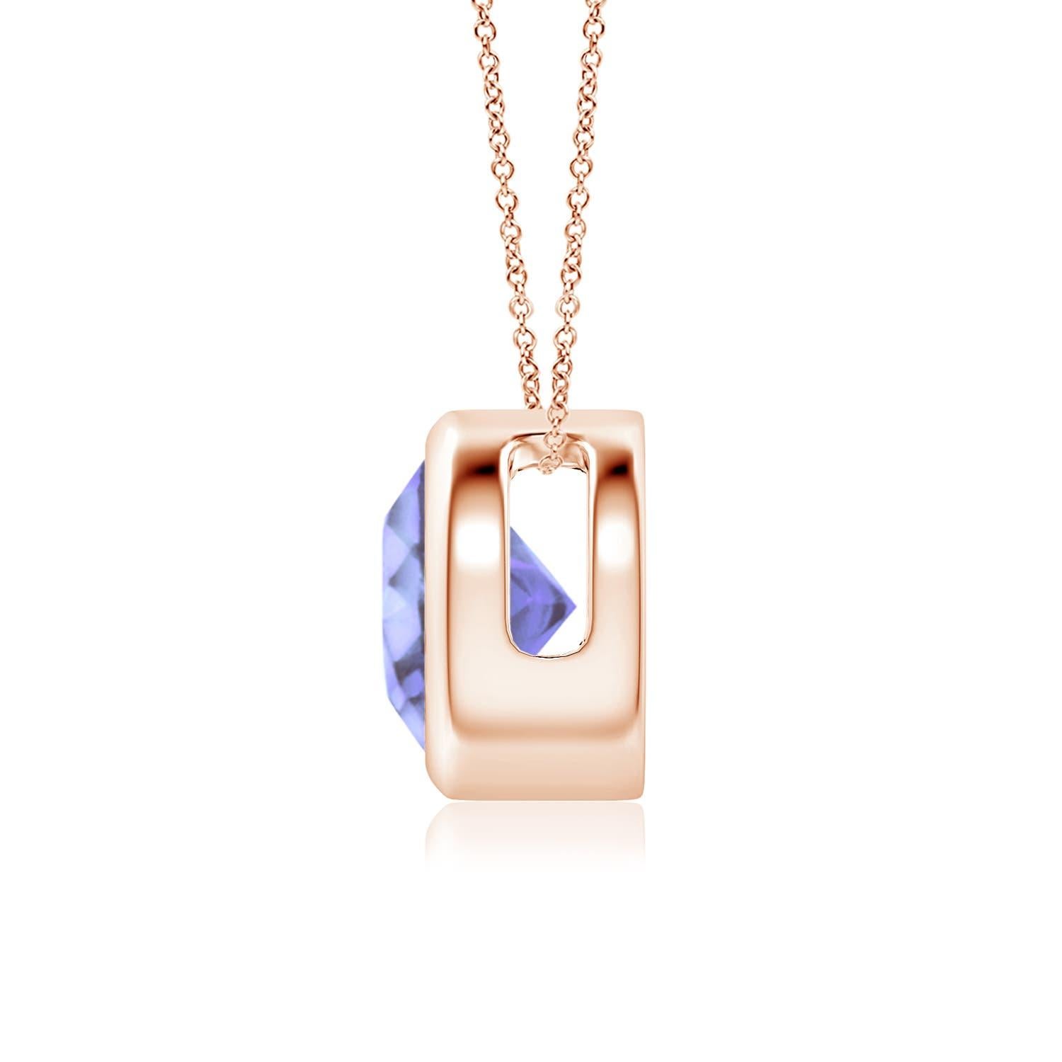 Lo splendido design di questo classico ciondolo solitario con tanzanite fa sembrare che la pietra centrale fluttui sulla catena. La radiosa gemma blu-viola è fissata in un castone. Realizzato in oro rosa 14k, questo ciondolo con tanzanite tonda è