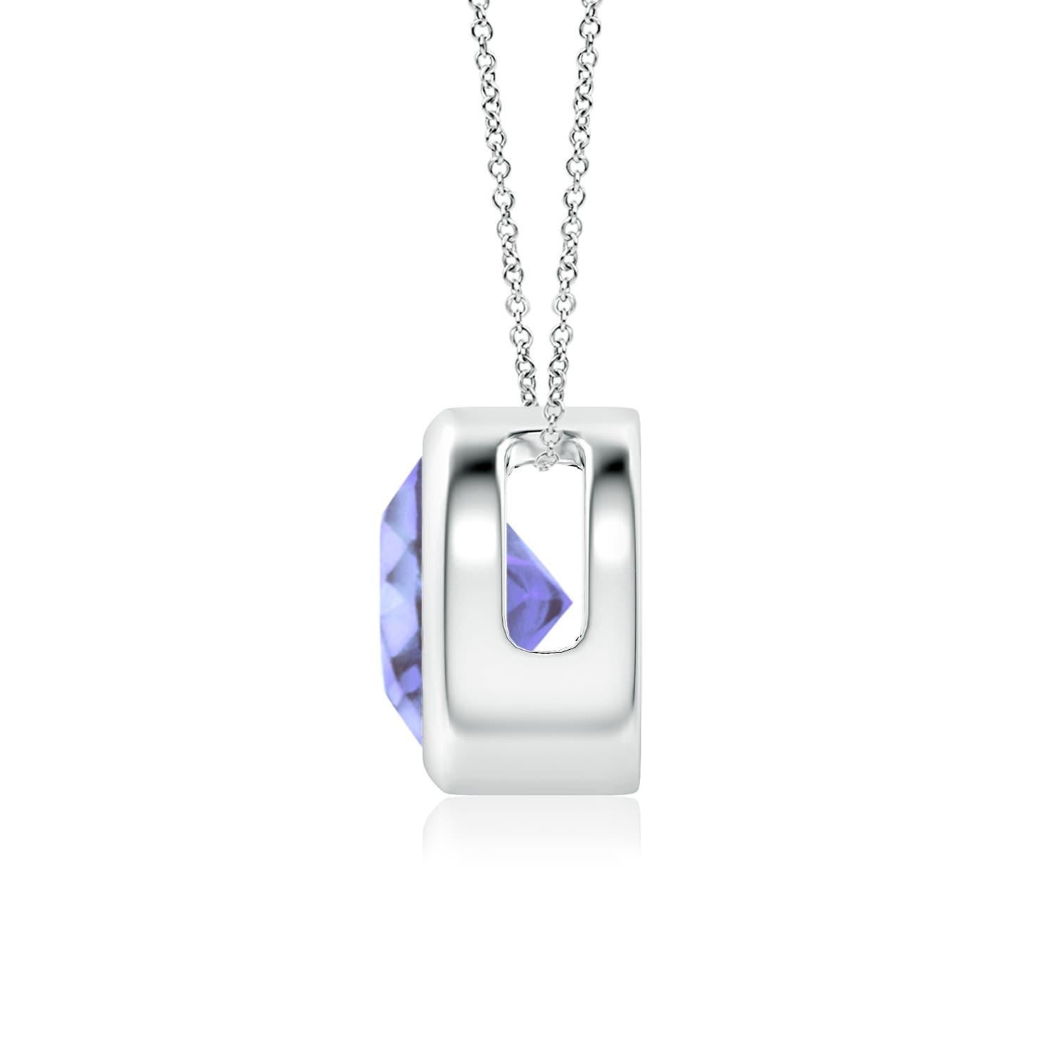 Le magnifique design de ce pendentif solitaire classique en tanzanite donne l'impression que la pierre centrale flotte sur la chaîne. La gemme bleu-violet rayonnante est fixée dans une monture à chaton. Fabriqué en or blanc 14k, ce pendentif en