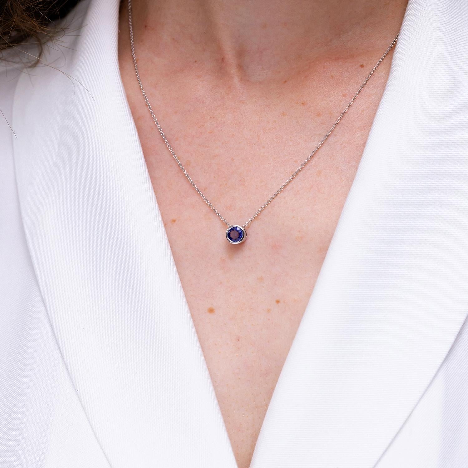 Pendentif solitaire rond en or blanc 14 carats serti d'une tanzanite naturelle de 1,45 carat Pour femmes en vente