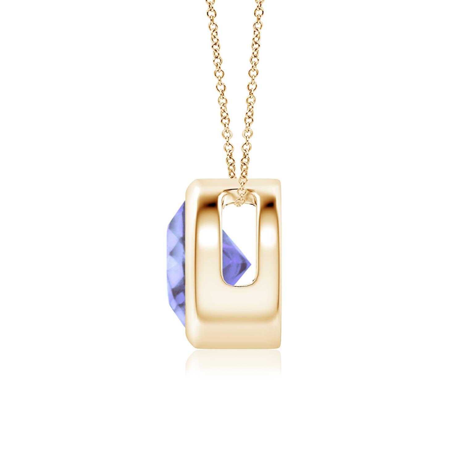 Le magnifique design de ce pendentif solitaire classique en tanzanite donne l'impression que la pierre centrale flotte sur la chaîne. La gemme bleu-violet rayonnante est fixée dans une monture à chaton. Réalisé en or jaune 14k, ce pendentif en