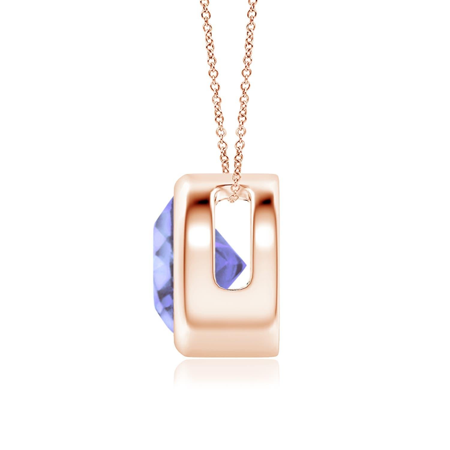 Lo splendido design di questo classico ciondolo solitario con tanzanite fa sembrare che la pietra centrale fluttui sulla catena. La radiosa gemma blu-viola è fissata in un castone. Realizzato in oro rosa 14k, questo ciondolo con tanzanite tonda è