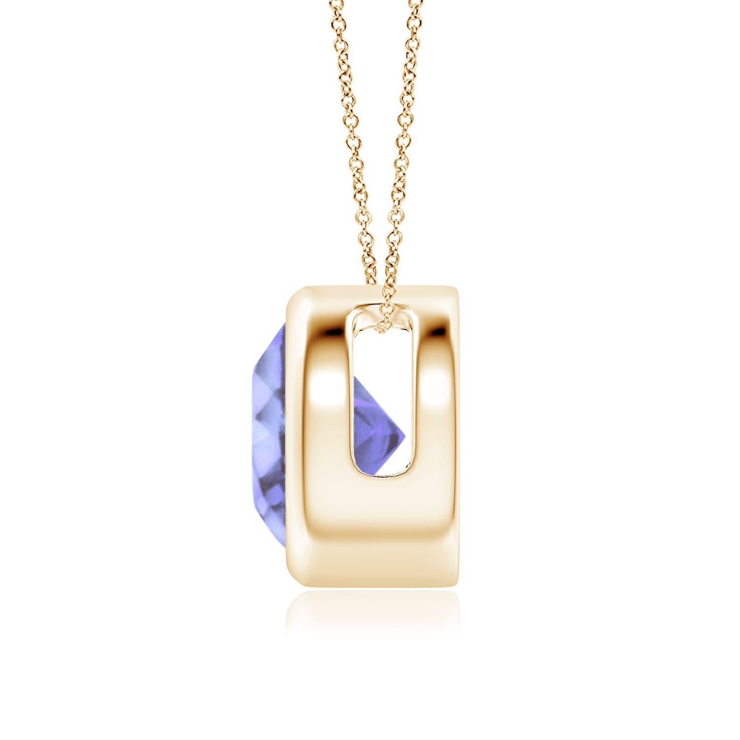 Lo splendido design di questo classico ciondolo solitario con tanzanite fa sembrare che la pietra centrale fluttui sulla catena. La radiosa gemma blu-viola è fissata in un castone. Realizzato in oro giallo 14k, questo ciondolo con tanzanite rotonda