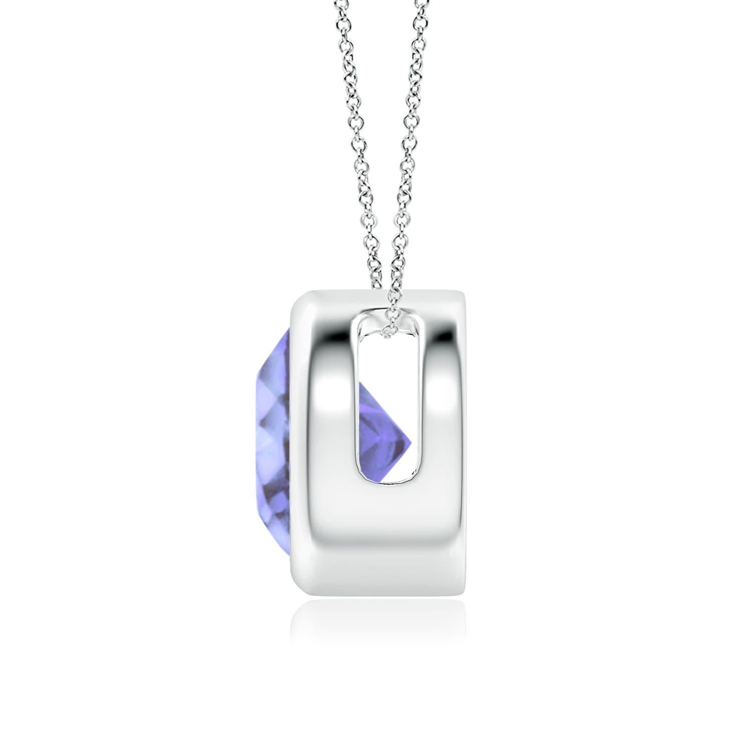 Lo splendido design di questo classico ciondolo solitario con tanzanite fa sembrare che la pietra centrale fluttui sulla catena. La radiosa gemma blu-viola è fissata in un castone. Realizzato in platino, questo ciondolo con tanzanite rotonda è