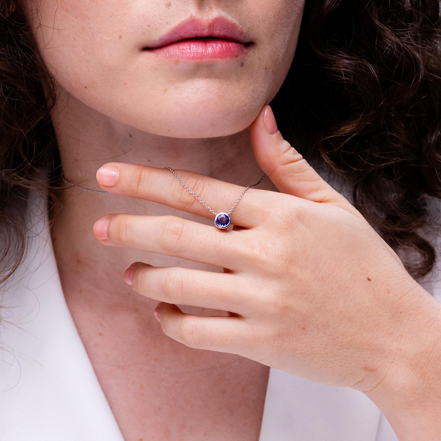 Ciondolo solitario di tanzanite tonda da 1,8 carati con castone Nature in platino in vendita 1