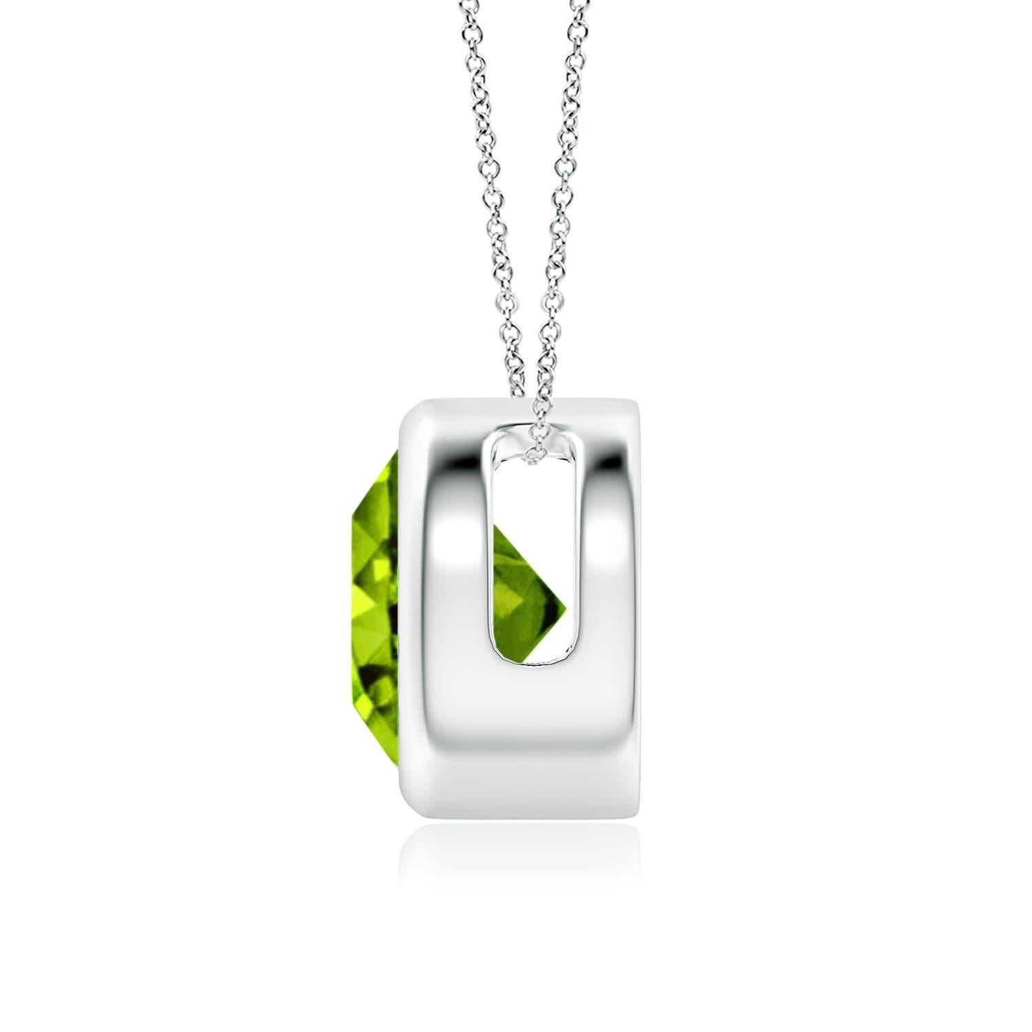 Il peridoto rotondo verde oliva sembra galleggiare sulla catena. È fissato in un castone d'argento. Questo semplice ma seducente ciondolo a forma di peridoto è stato progettato per fare una dichiarazione elegante. Disponibile in diversi pesi di
