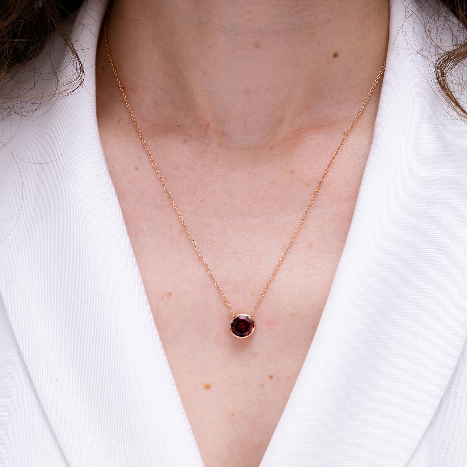 Pendentif solitaire en or rose 14 carats, grenat rond 2,2 ct, serti clos Nature Pour femmes en vente