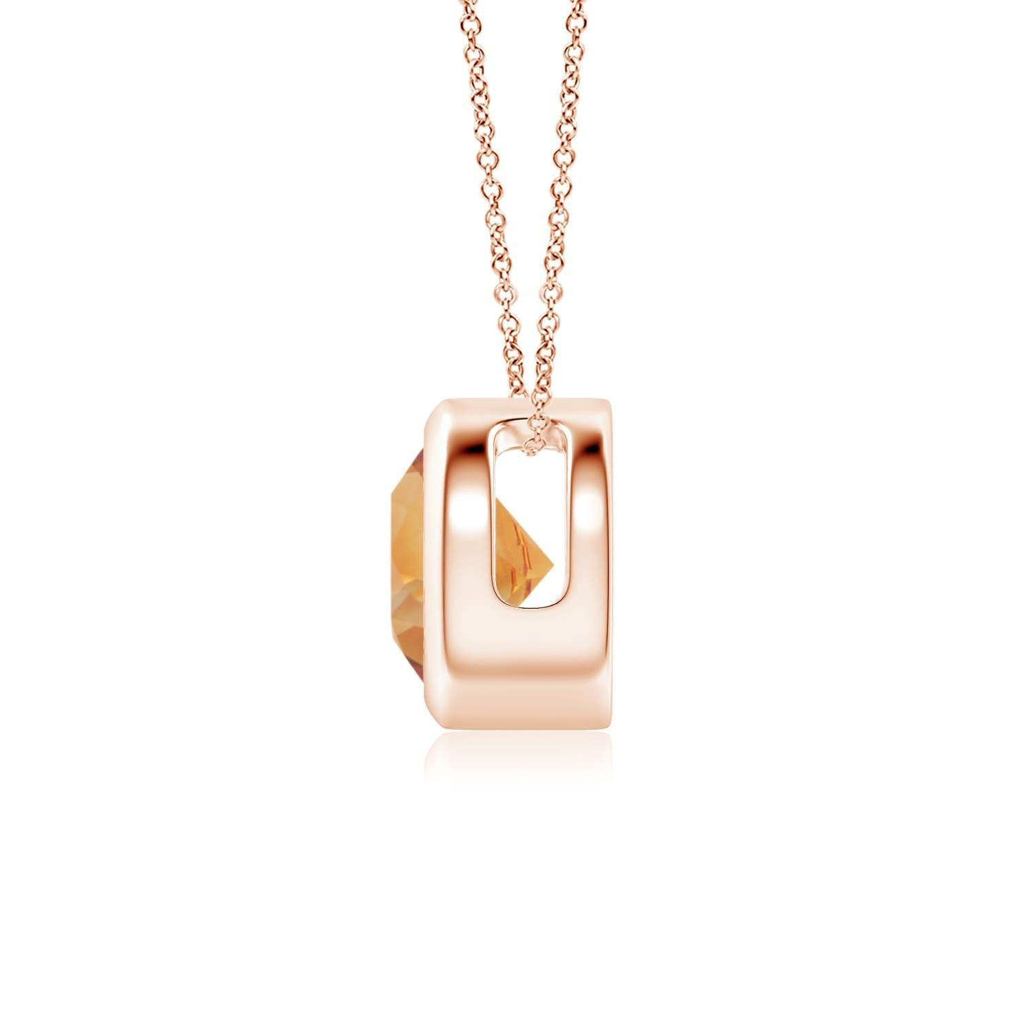 Il citrino rotondo giallo miele sembra galleggiare sulla catena. È fissato in un castone in oro rosa 14k. Questo semplice ma seducente ciondolo di citrino è stato progettato per fare una dichiarazione elegante. Disponibile in diversi pesi di